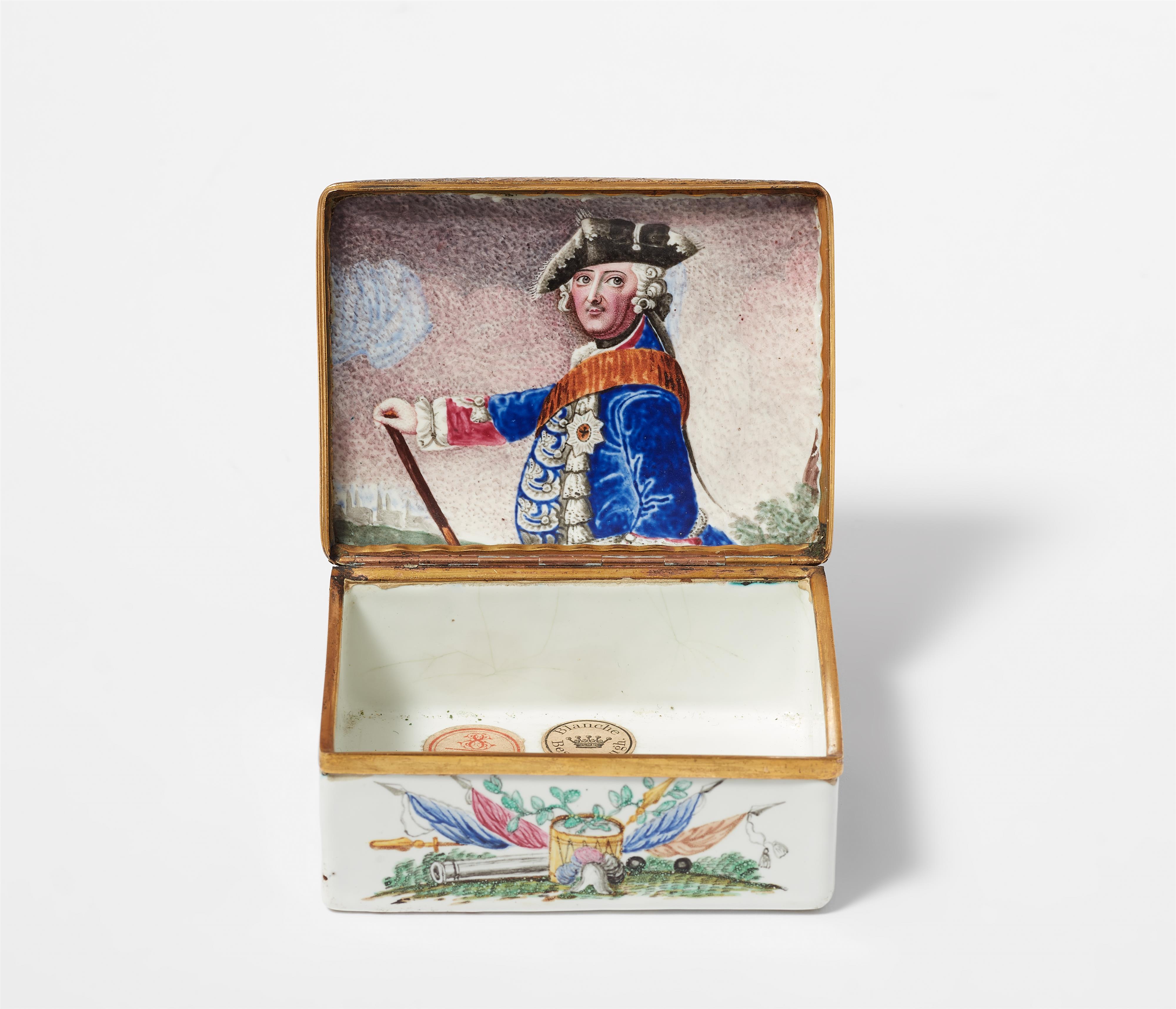 A Berlin enamel snuff box with war trophy motifs - image-8