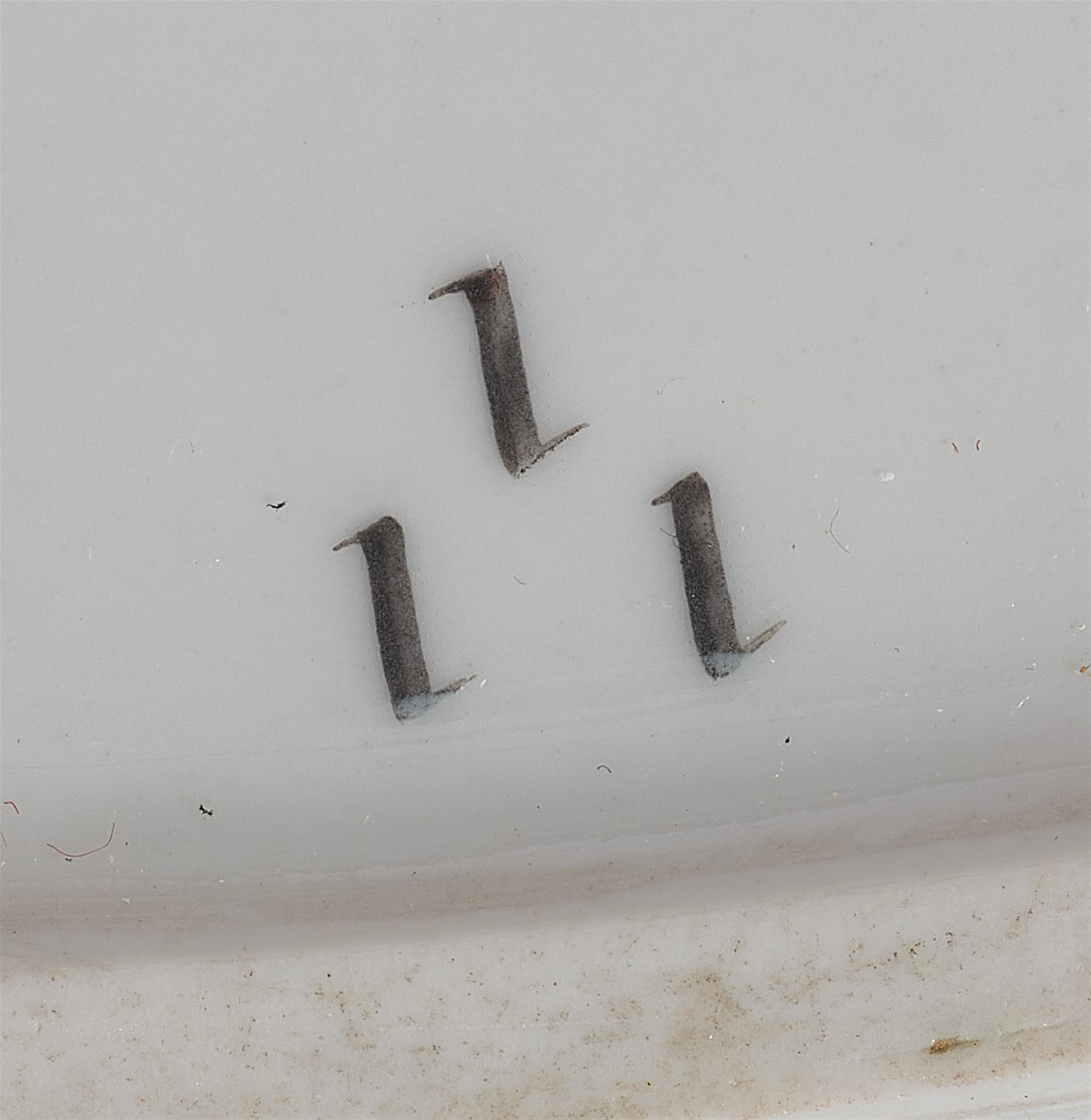 Ovale Deckelterrine auf Platte wohl aus einem Tafelservice für die Grafen Galen - image-4