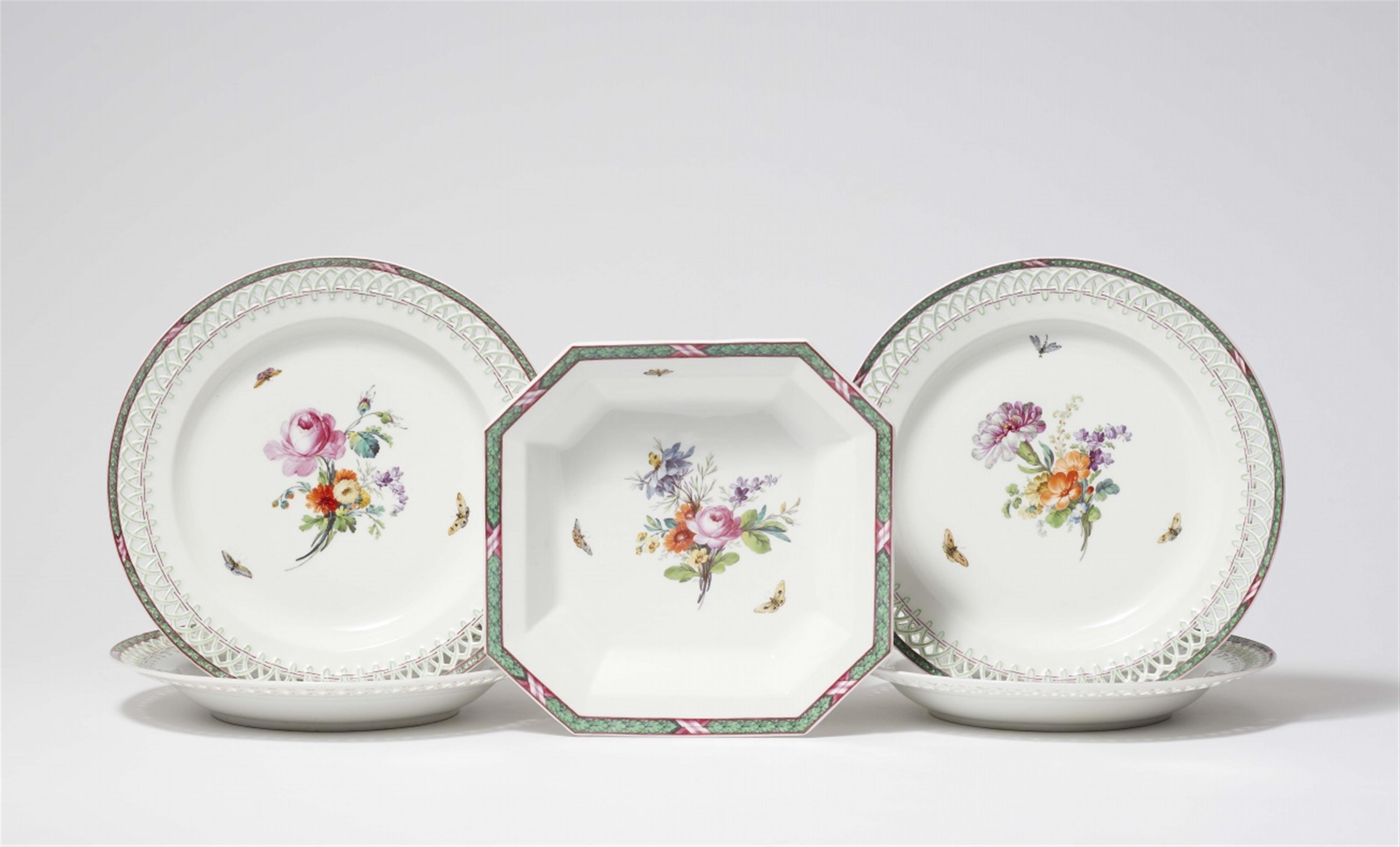 Four Berlin KPM porcelain dessert plates and a compote dish from a dinner service with oak leaf decor - image-1