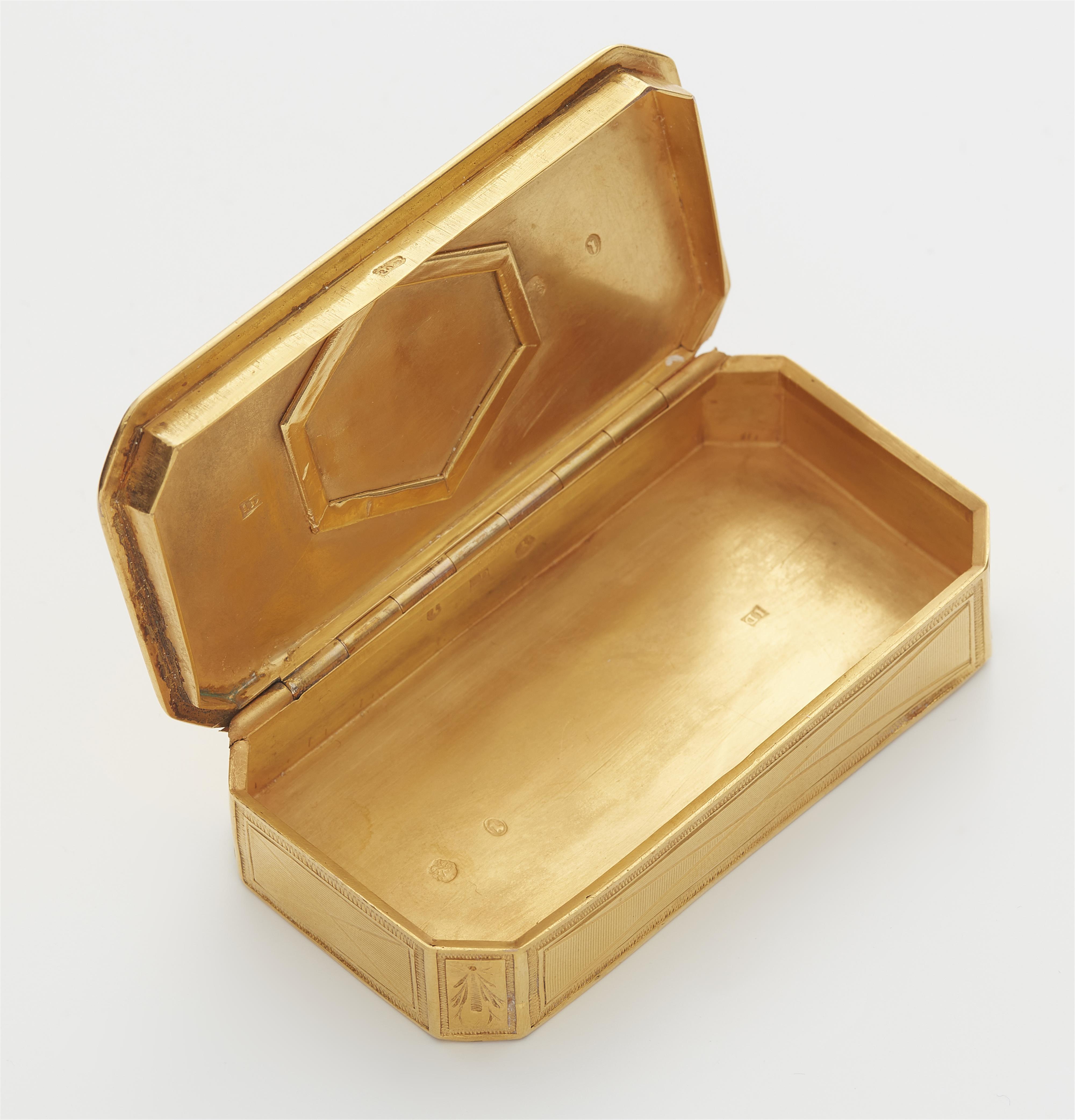 A Neoclassical Galician 20k gold snuffbox. - image-2