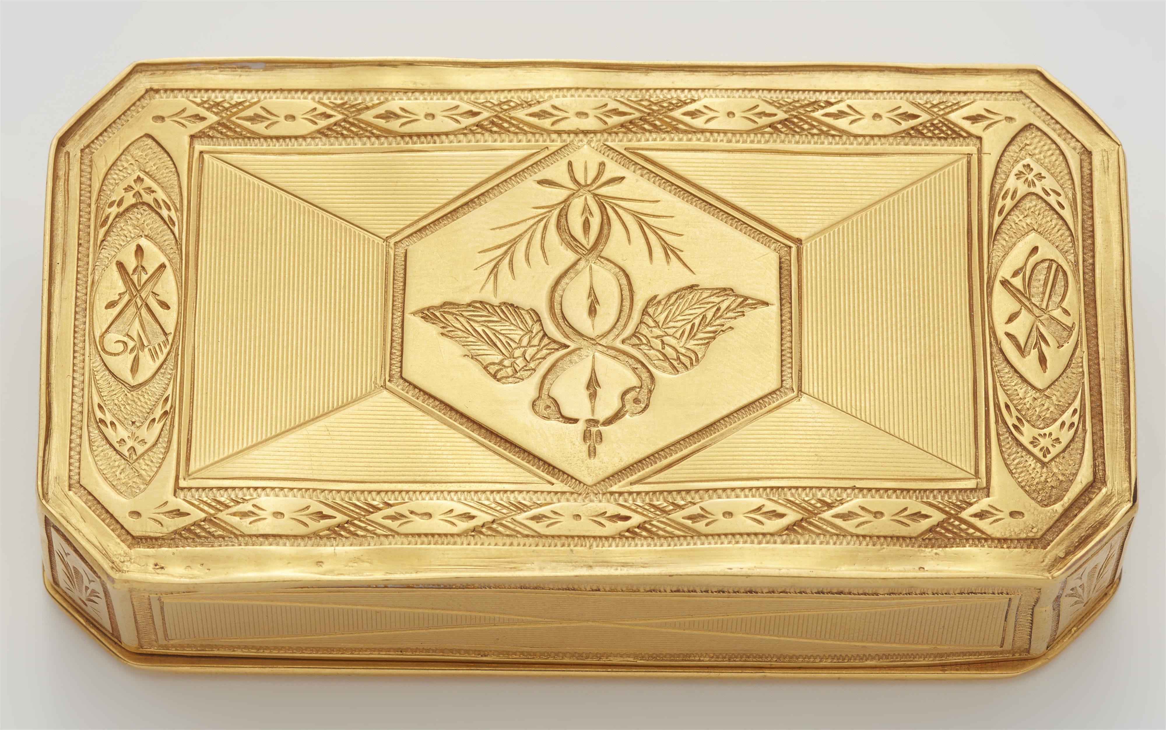 A Neoclassical Galician 20k gold snuffbox. - image-3