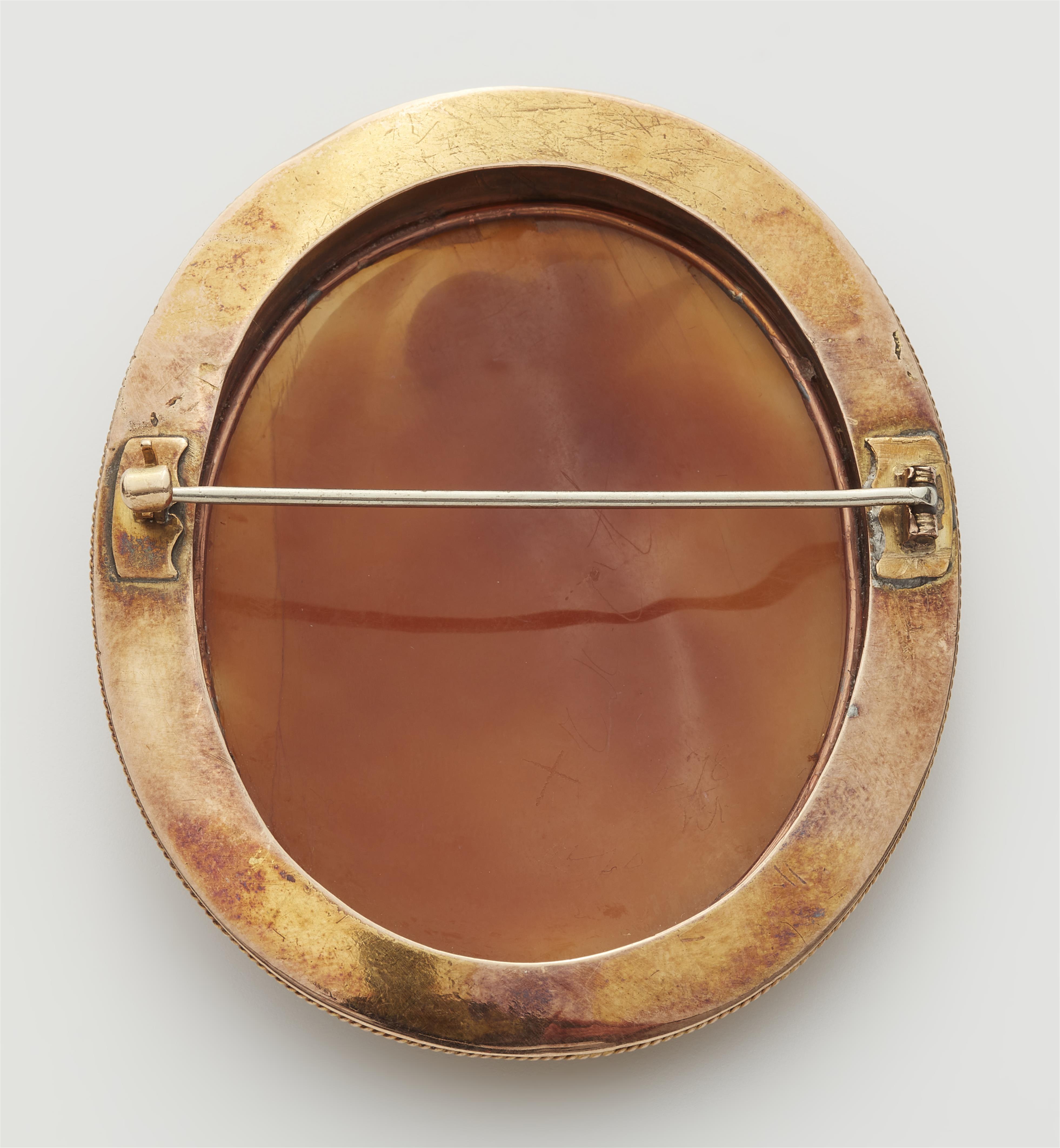 A14k gold and shell cameo brooch. - image-2