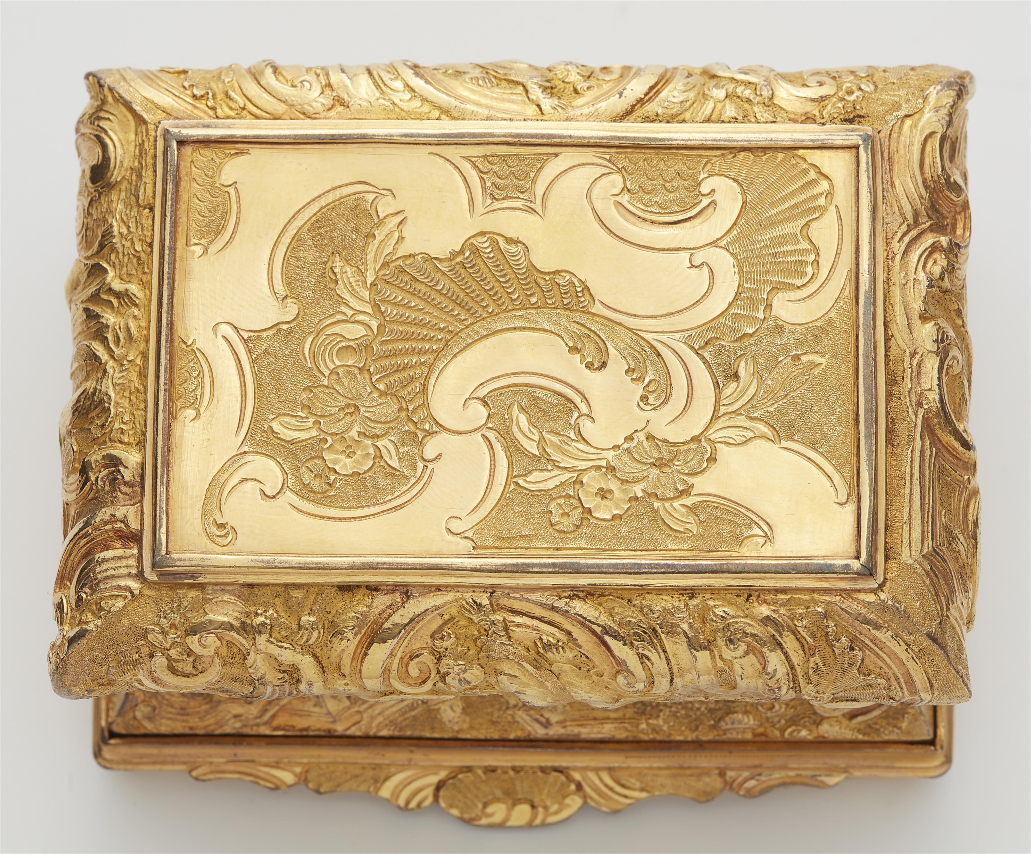 An embossed and chased Rococo agate and gilt copper snuffbox. - image-3