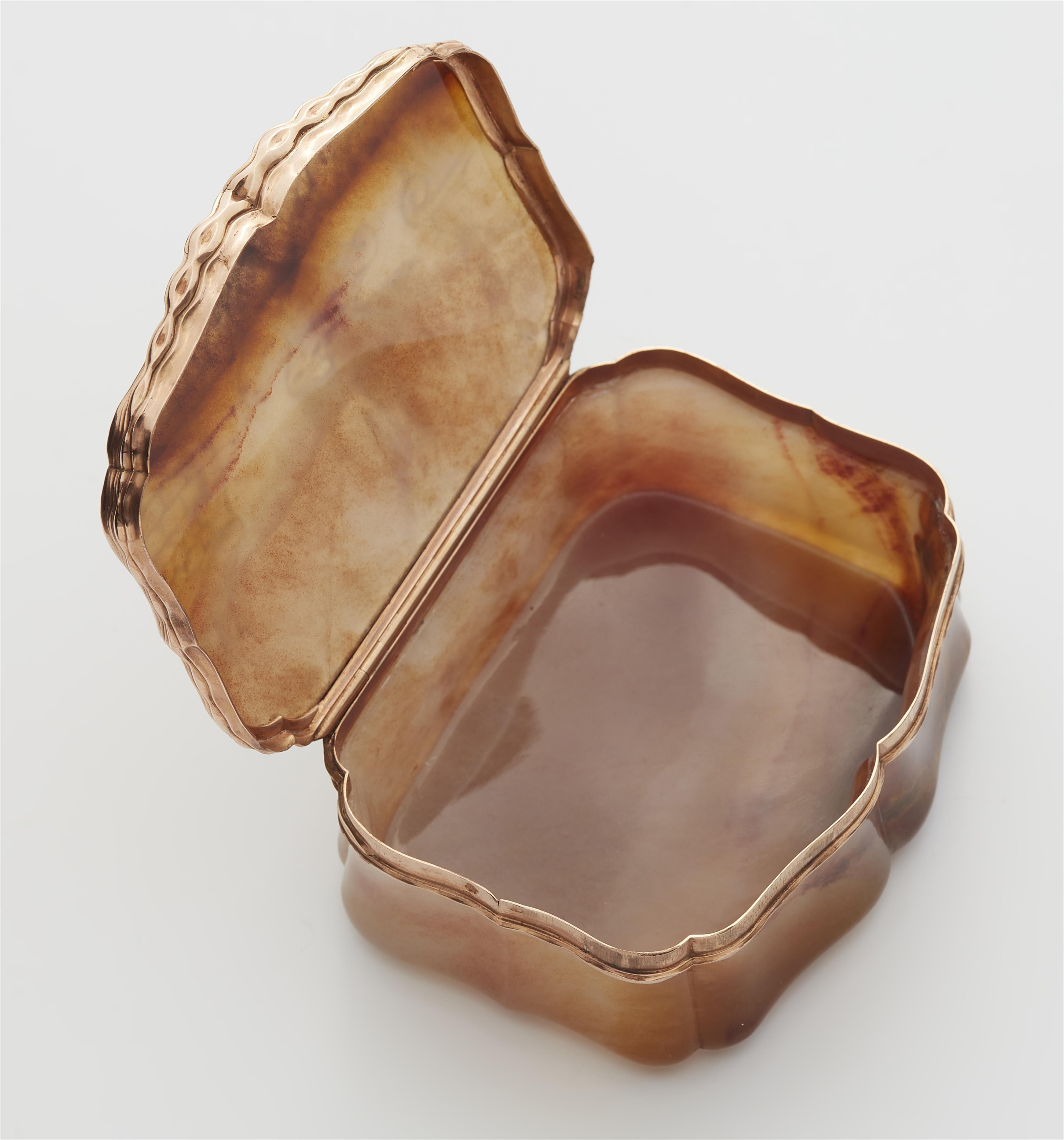 A 14k gold mounted carved agate snuff box with a later leather case. - image-2