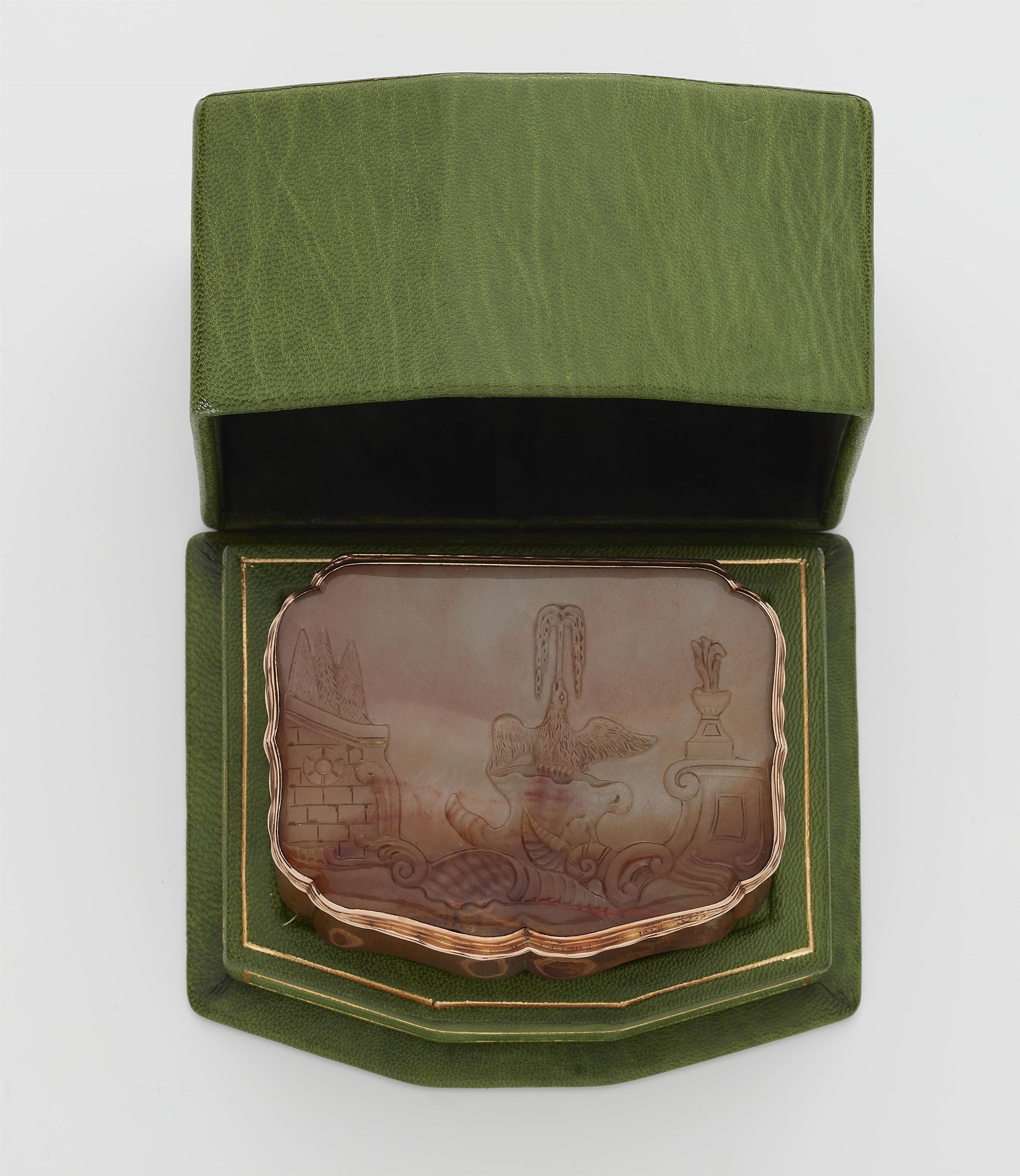 A 14k gold mounted carved agate snuff box with a later leather case. - image-1