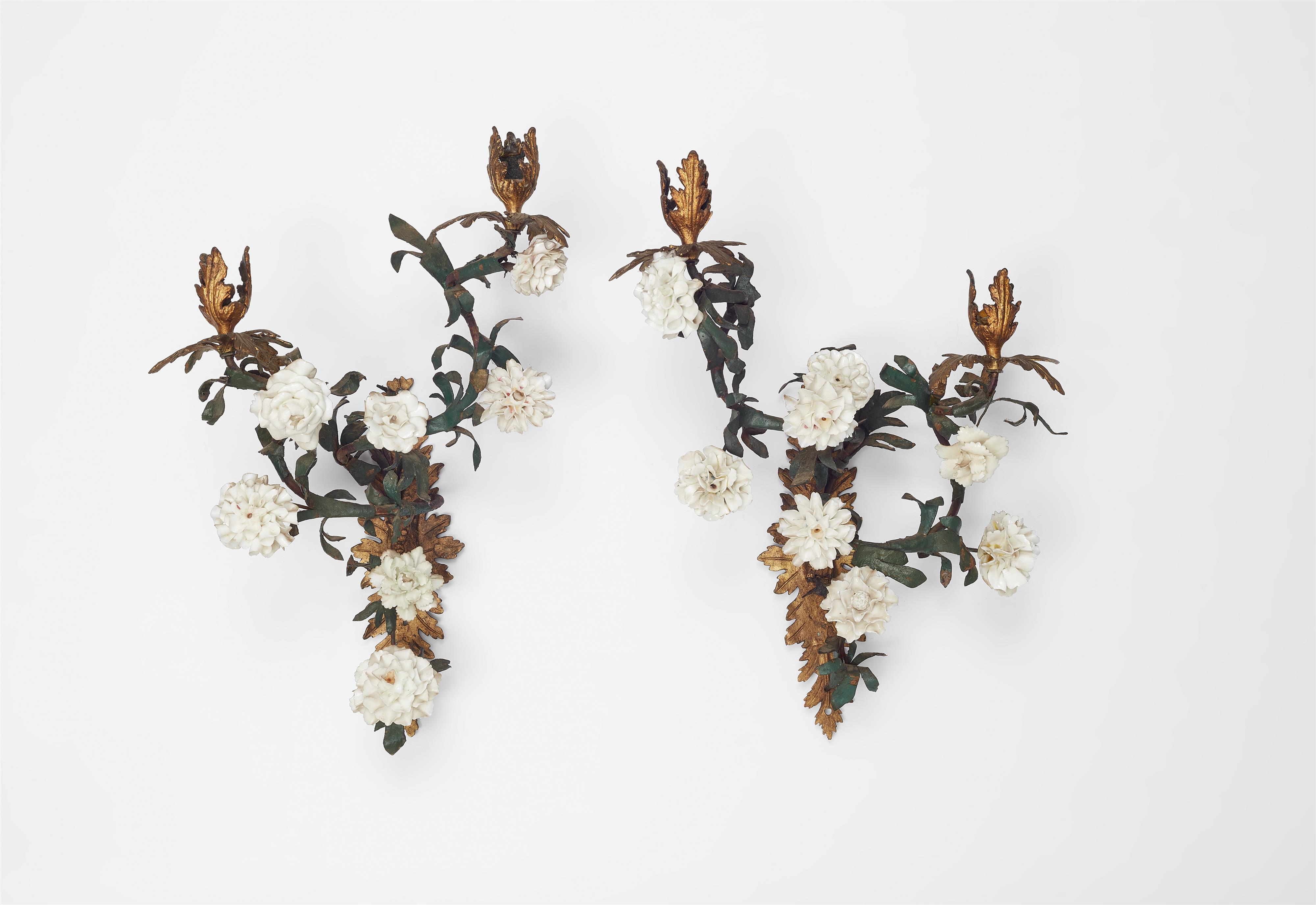 Paar Wandleuchter mit Porzellanblumen - image-1