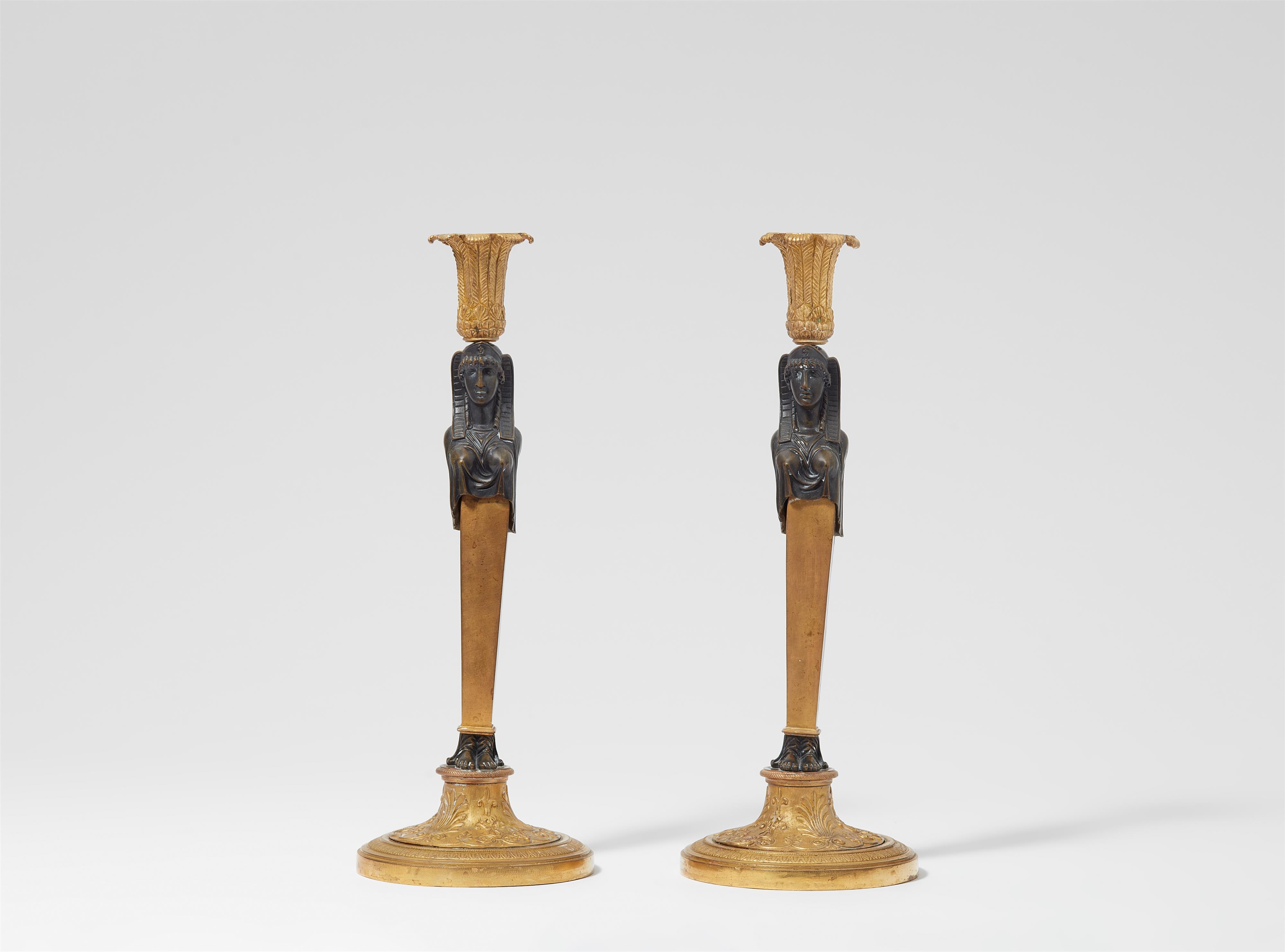 Paar Kerzenleuchter mit ägyptischen Karyatiden - image-1
