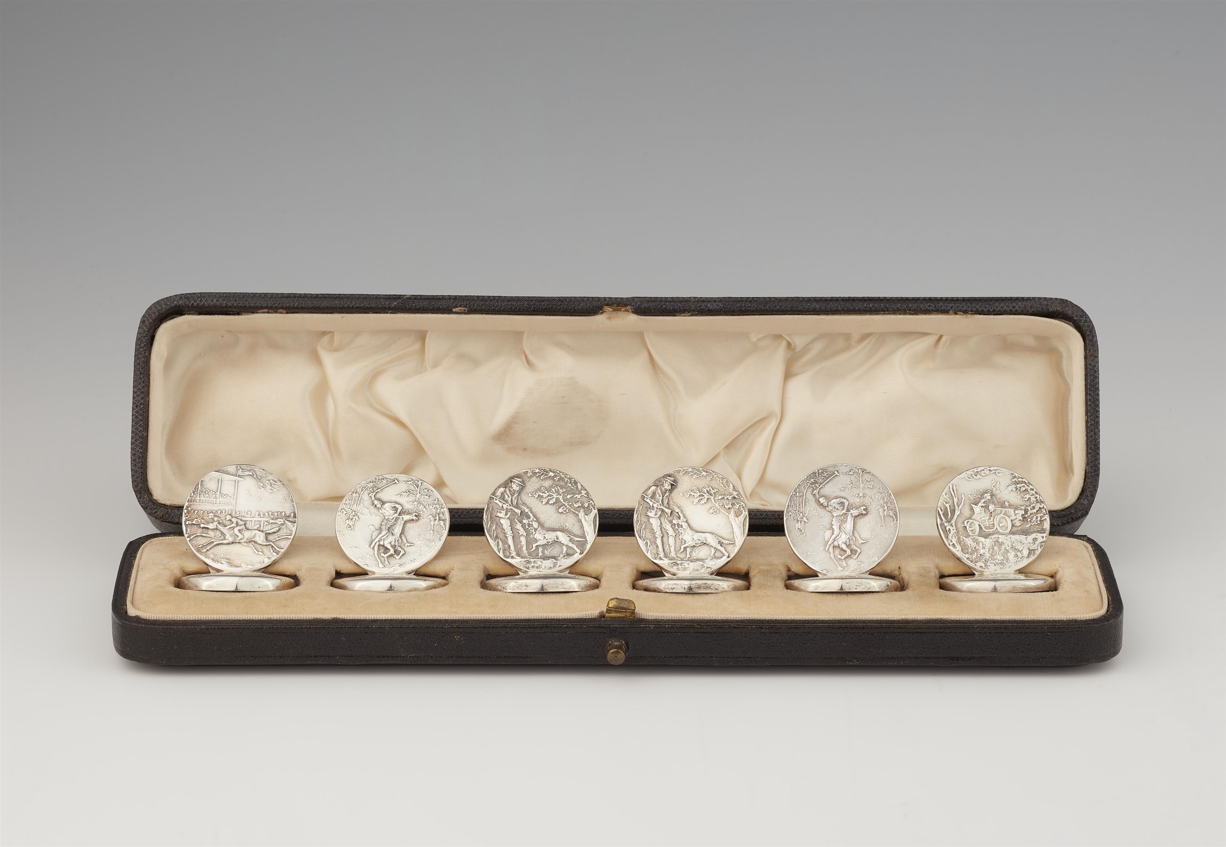 Six silver table card holders in a case - image-1