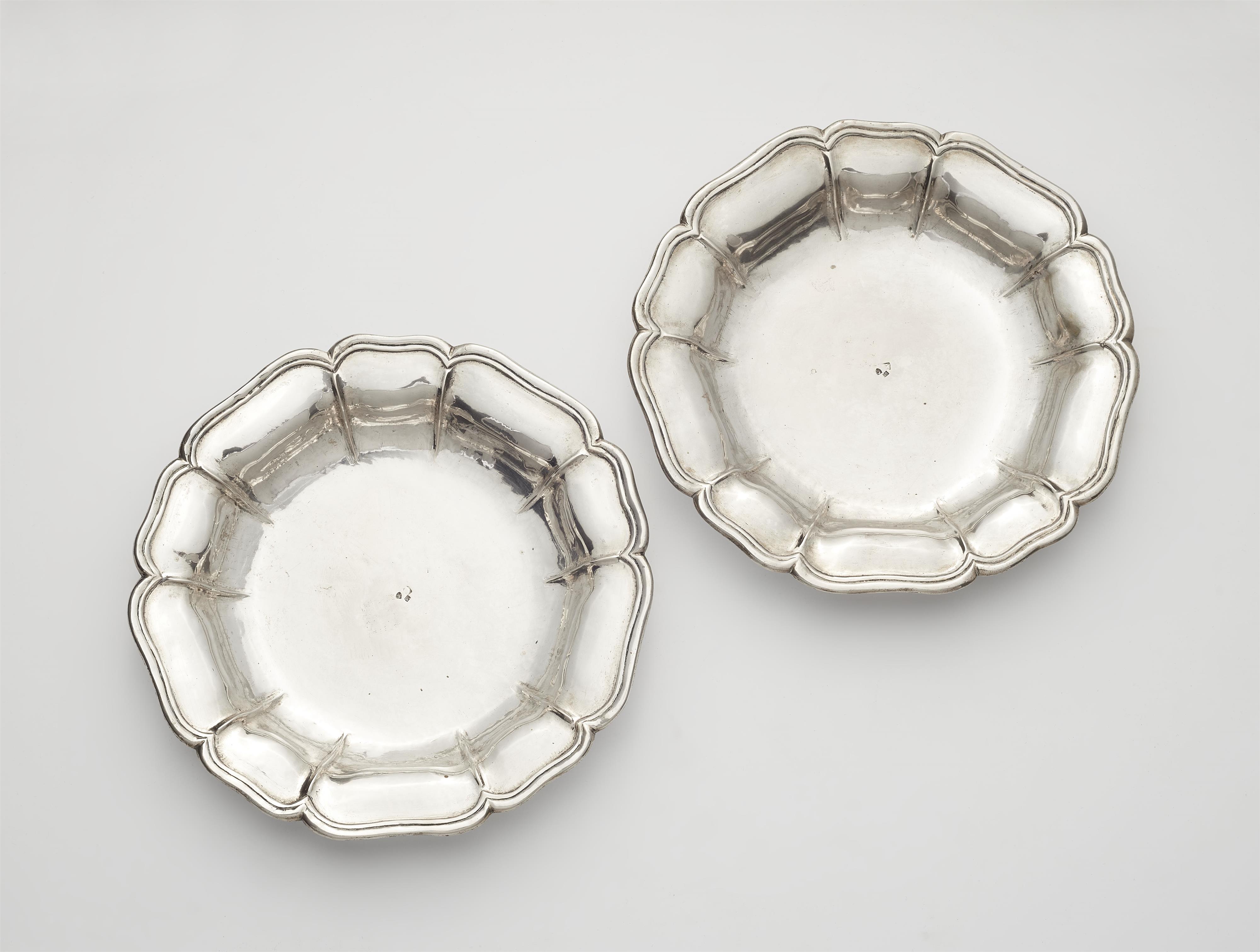 A pair of silver plates - image-1