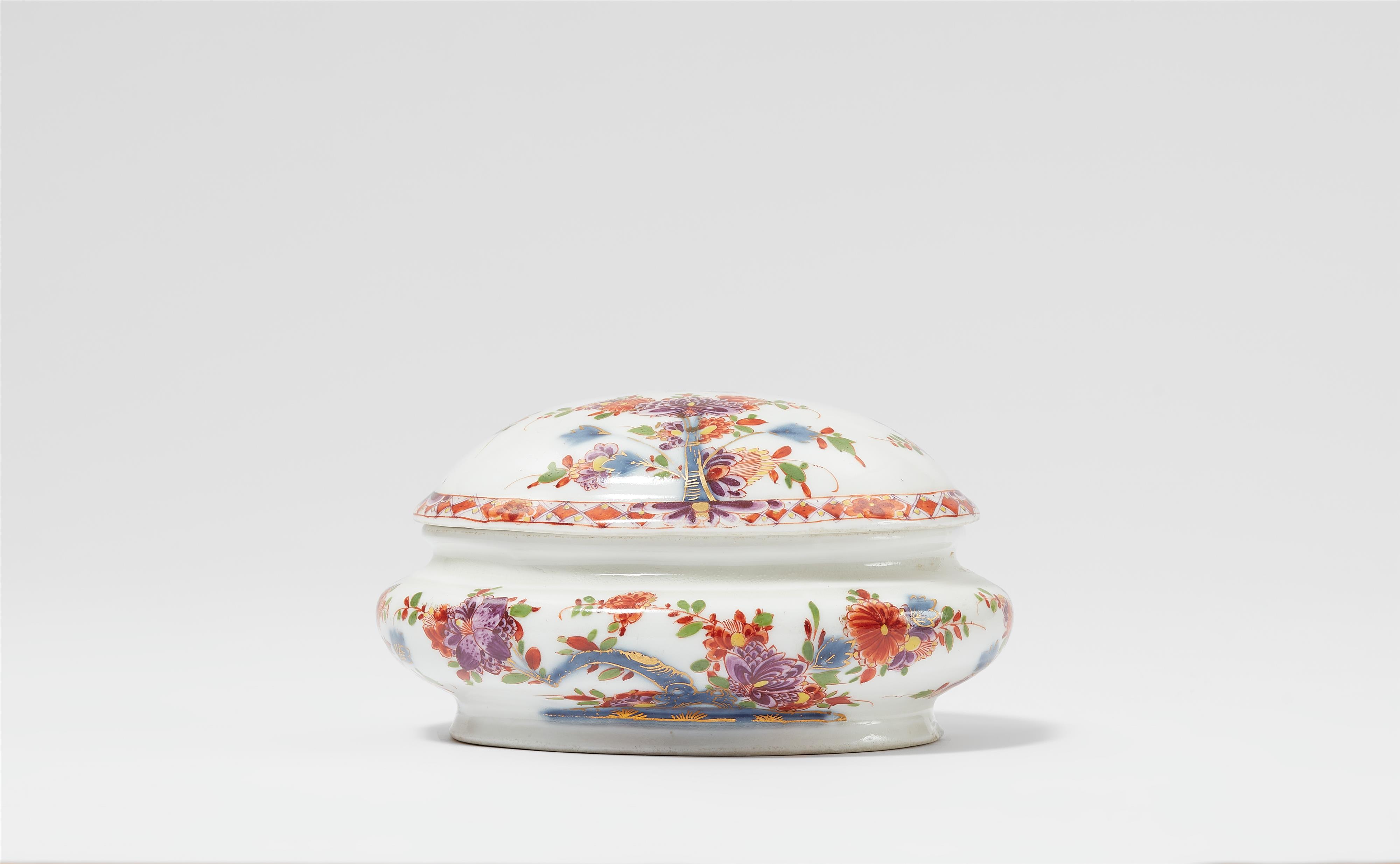 An oval Meissen porcelain sugar box with Imari style decor - image-1