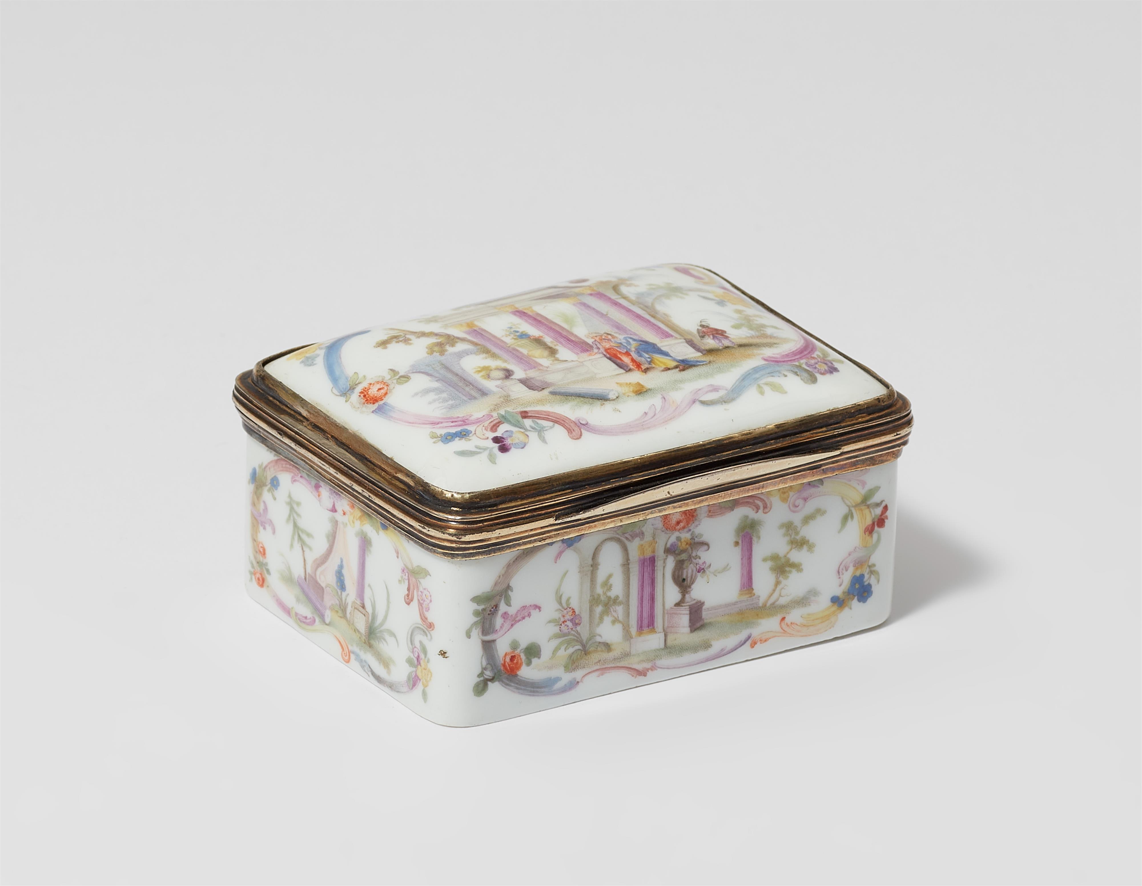A Meissen porcelain snuff box with ruins - image-1