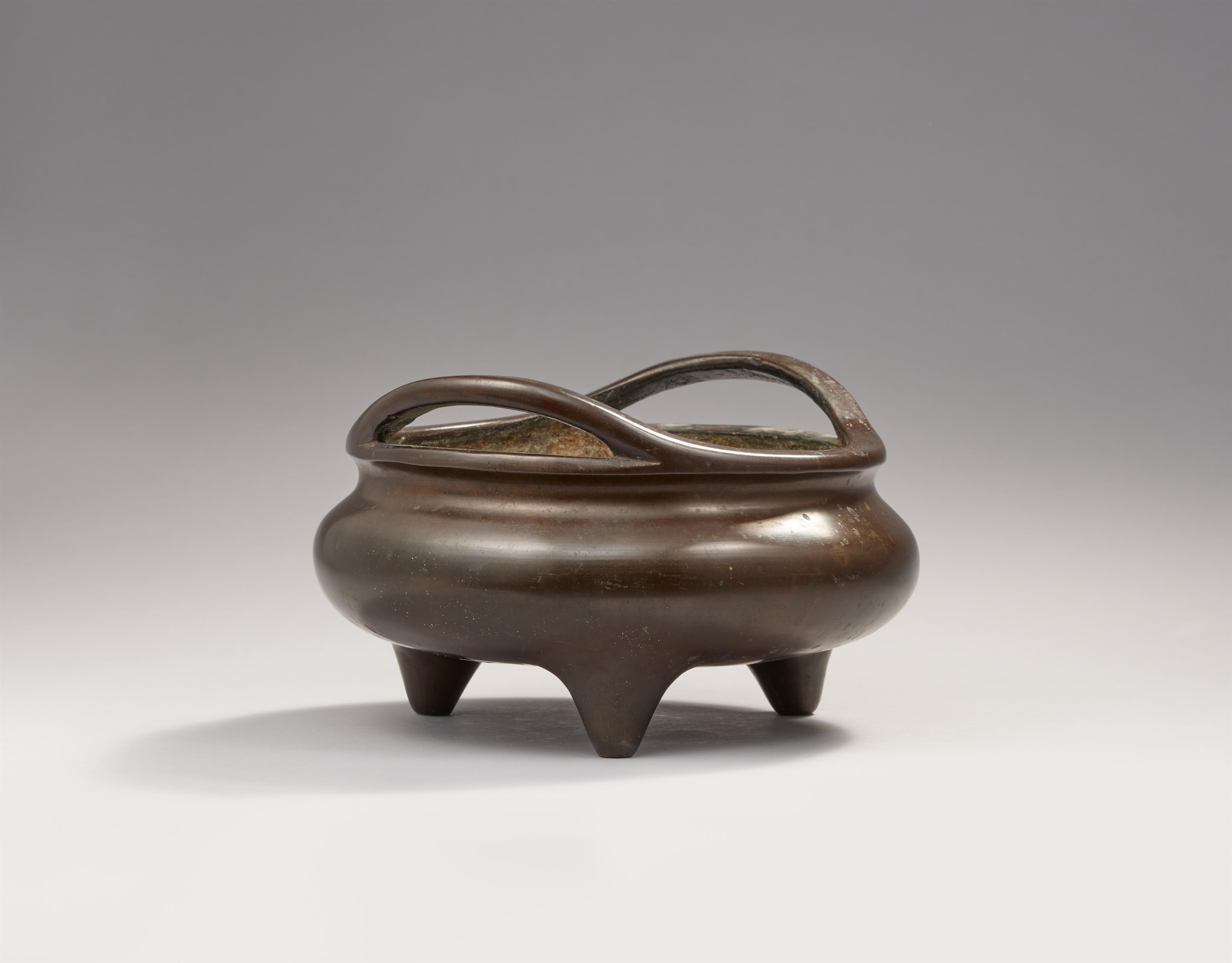 A large bronze incense burner. Qing dynasty - image-2