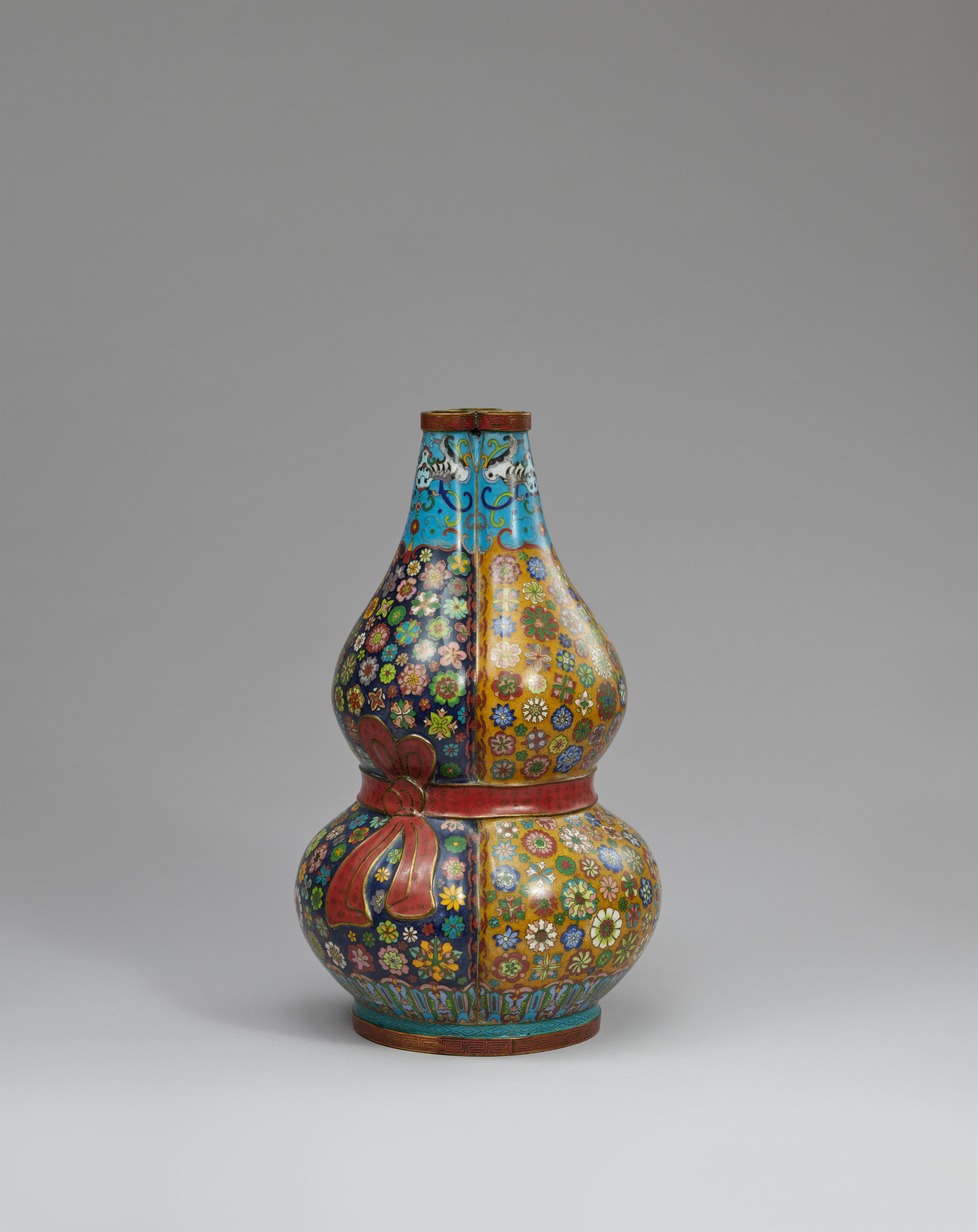 A tripart cloisonné enamel double-gourd vase. 19th century - image-2