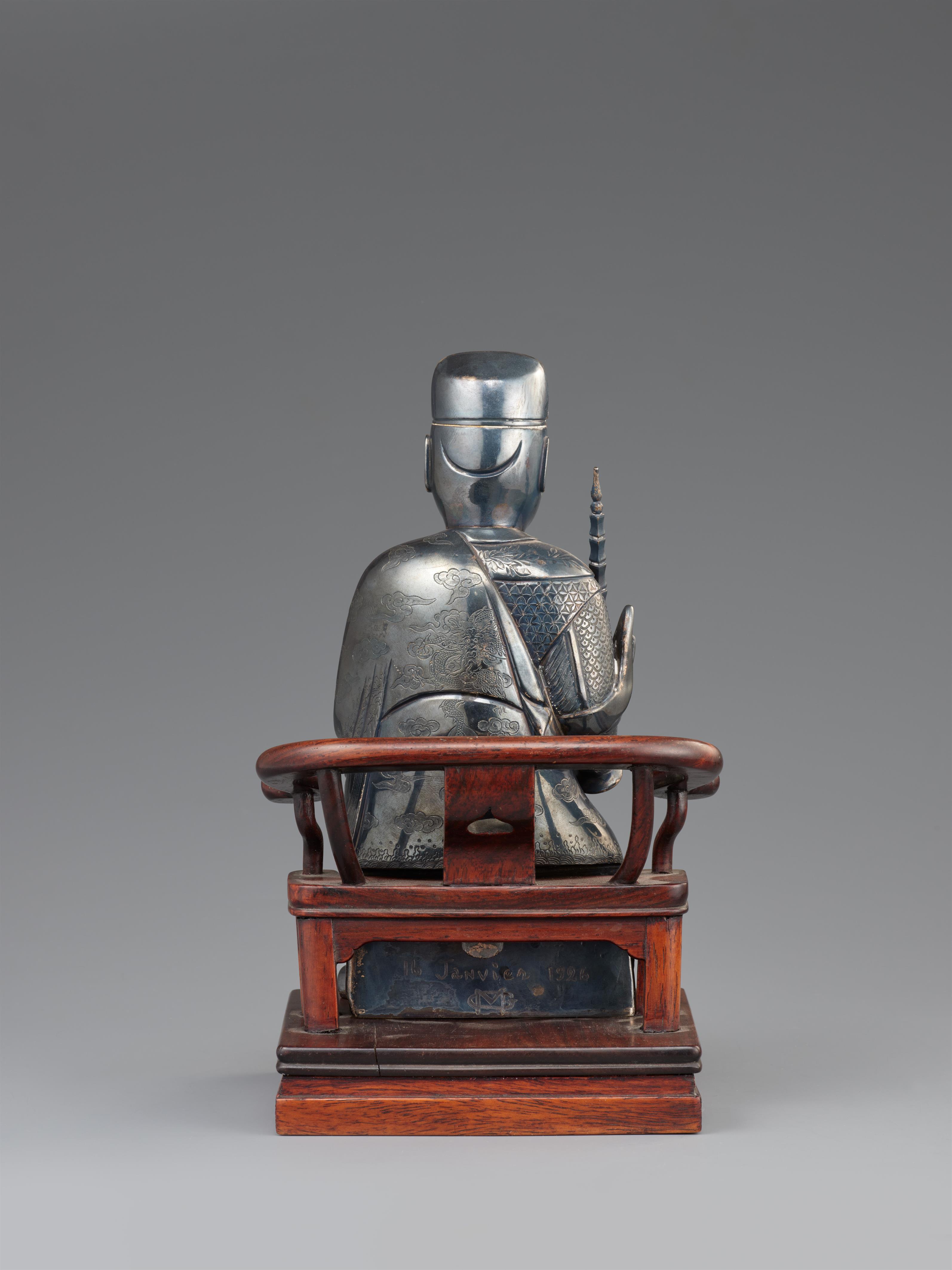 A hollow-cast silver figure of a dignitary on a wooden chair. Shanghai. Around 1900 - image-2