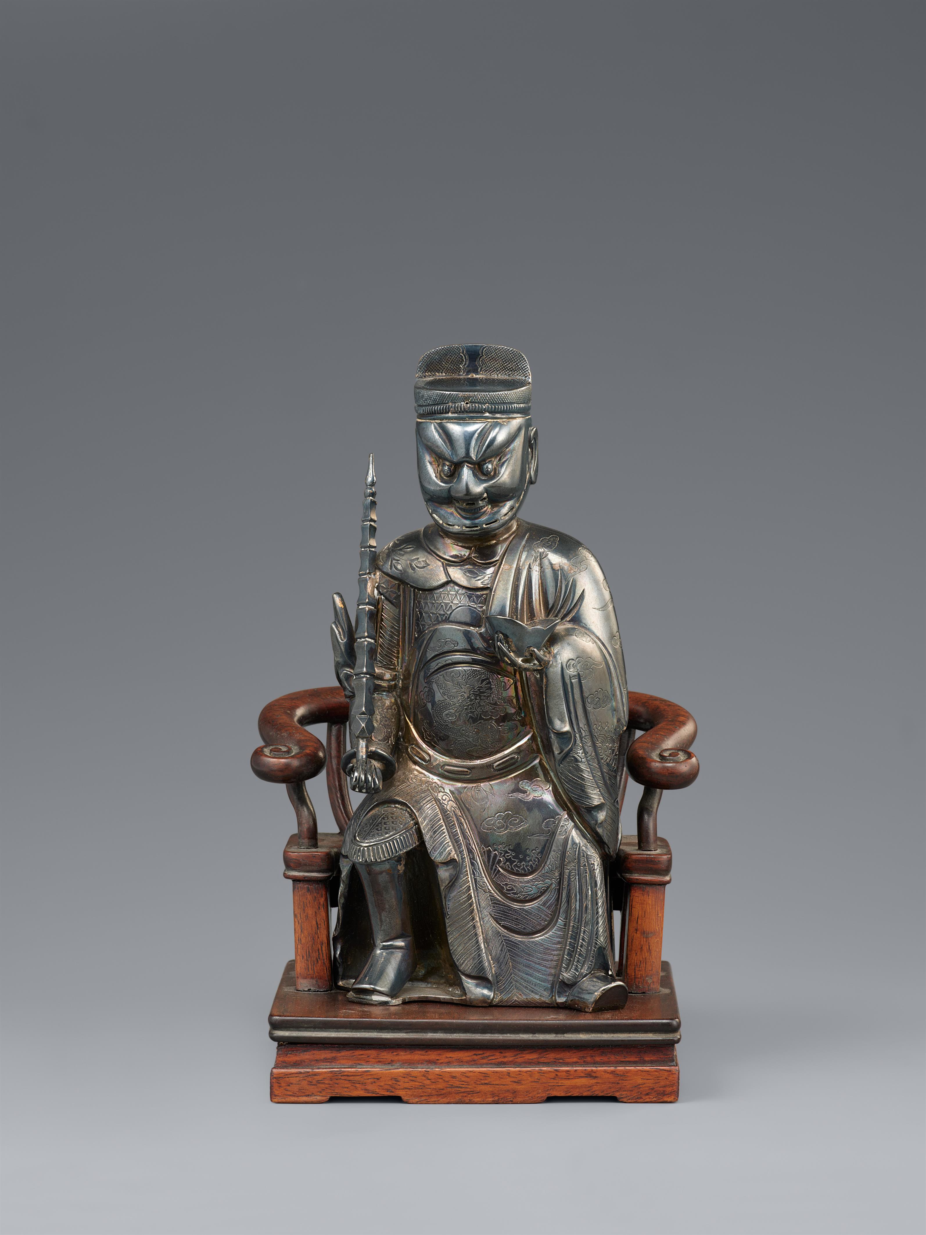 A hollow-cast silver figure of a dignitary on a wooden chair. Shanghai. Around 1900 - image-1