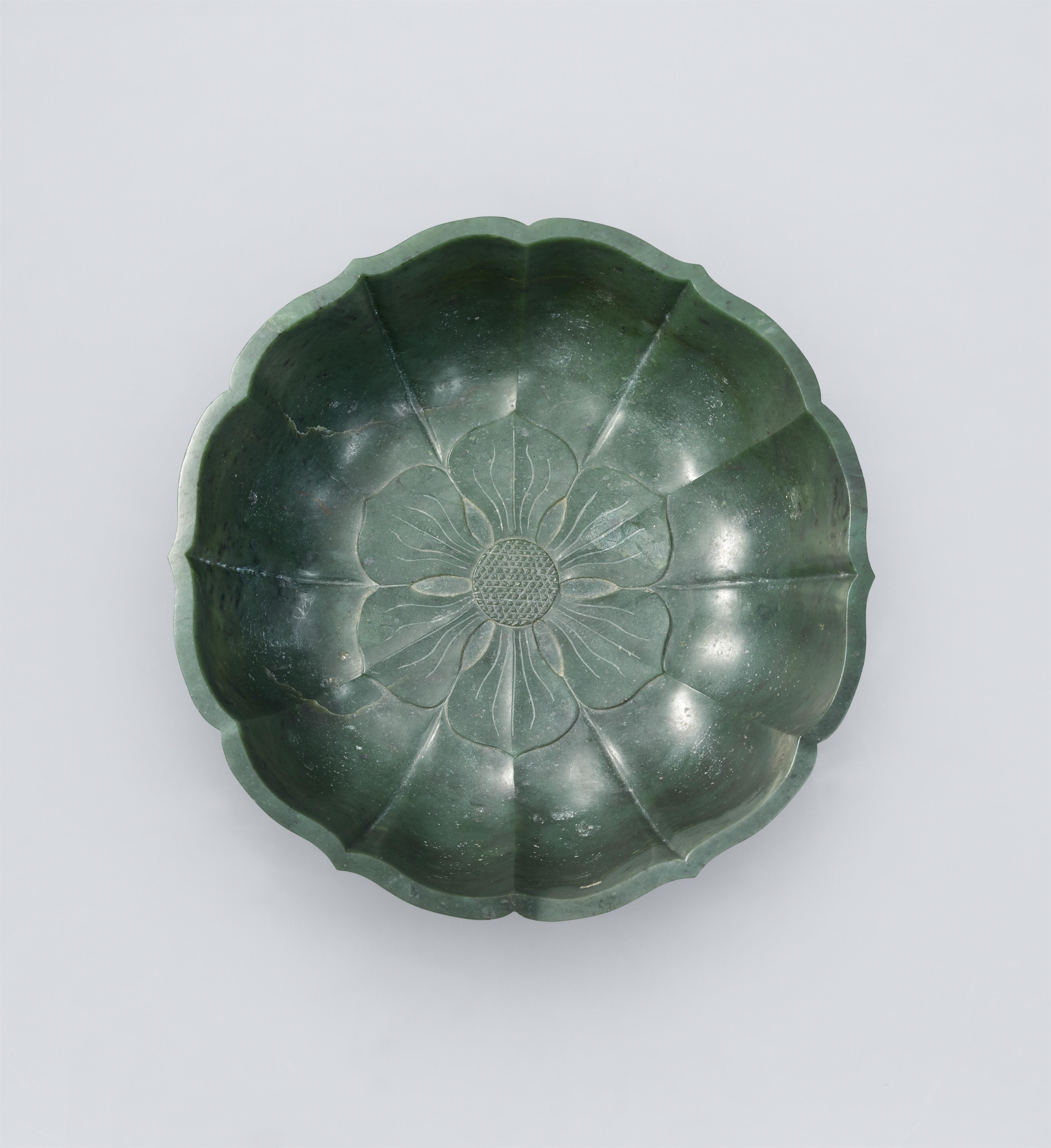 Große blütenförmige Schale im Mogul-Stil. Spinatgrüne Jade. Qing-Zeit - image-2