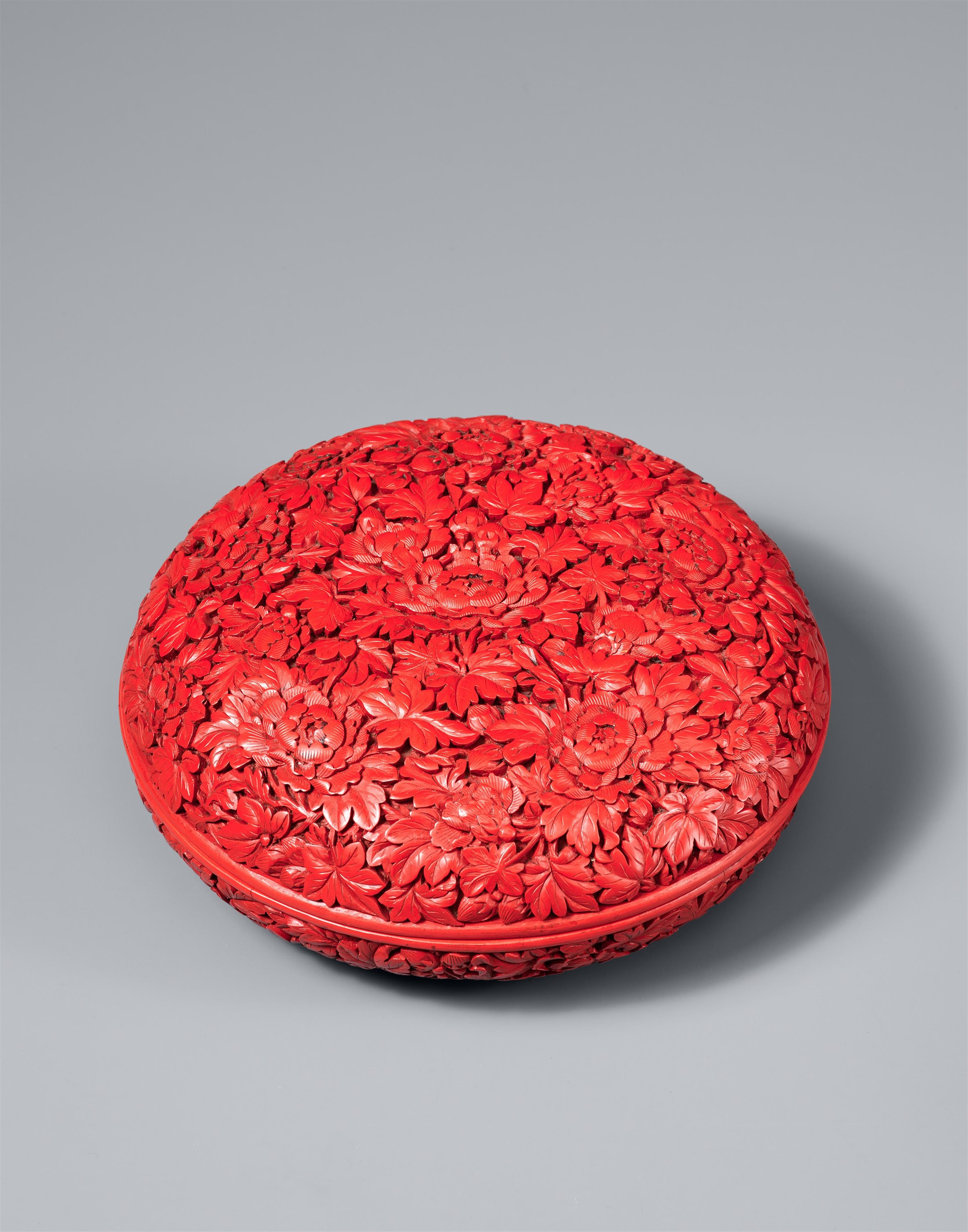 A round carved red lacquer box. 18th century - image-1