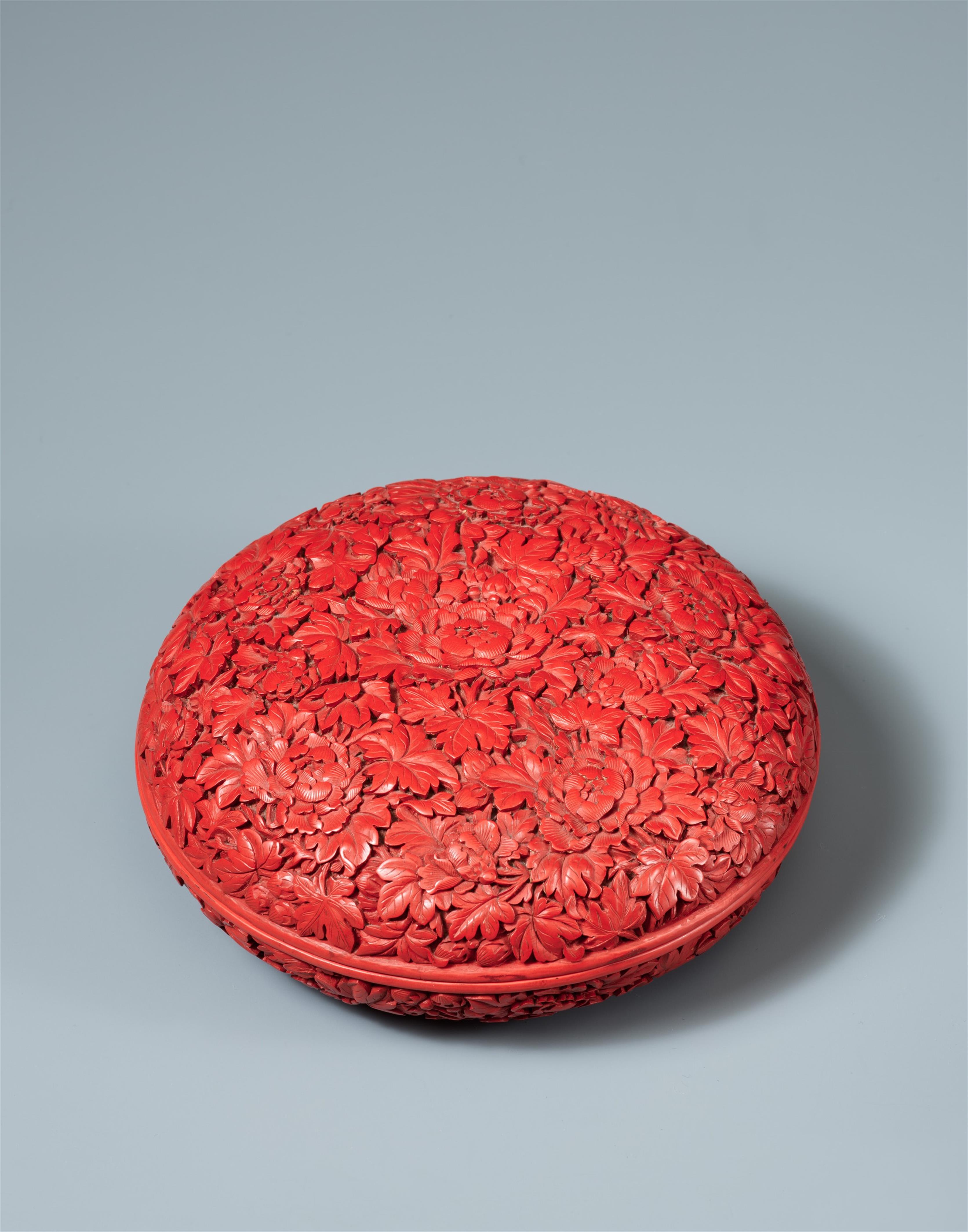 A round carved red lacquer box. 18th century - image-2