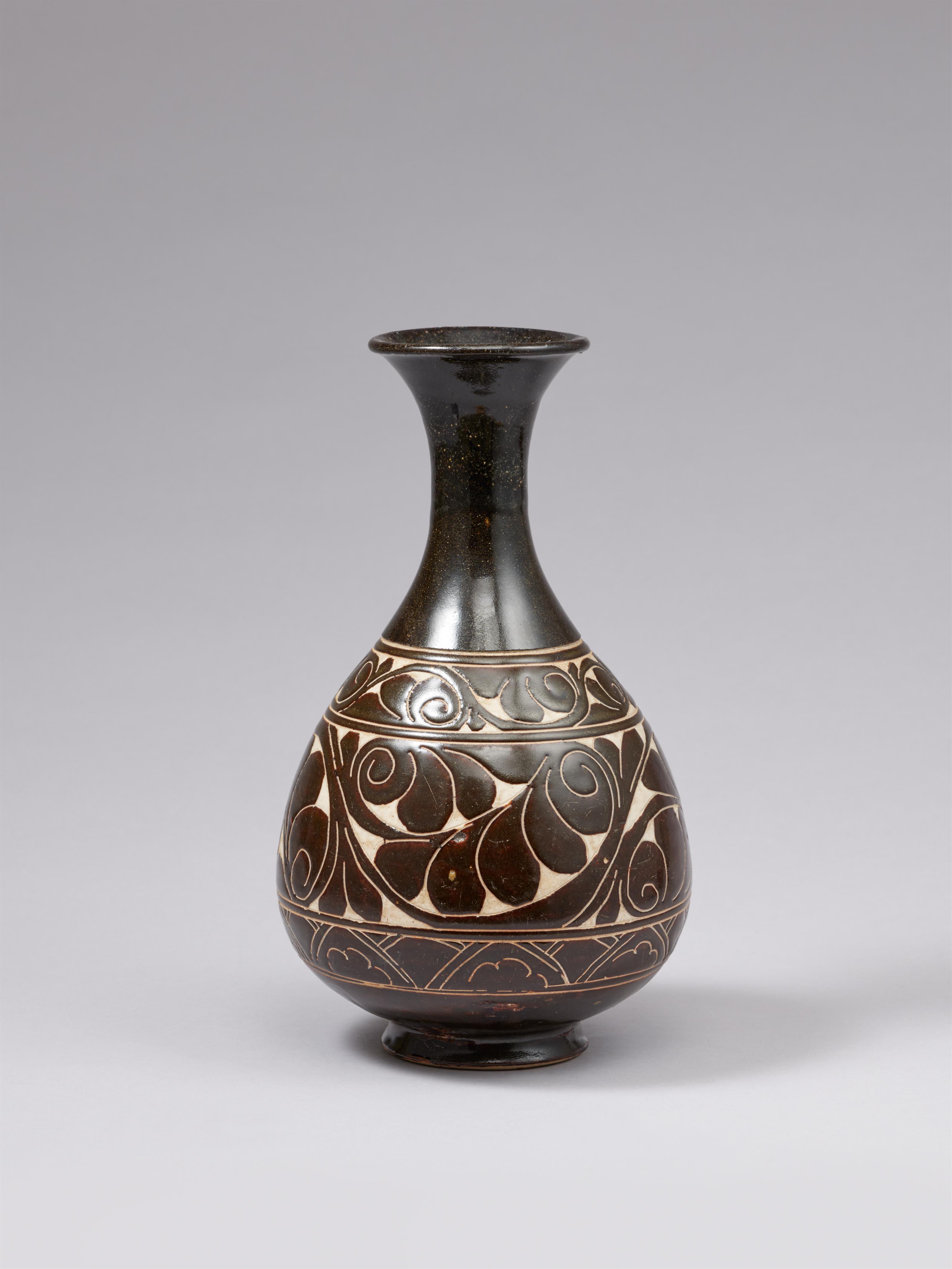 A brown-black glazed Cizhou bottle. Jin/Yuan dynasty, 13th century - image-2