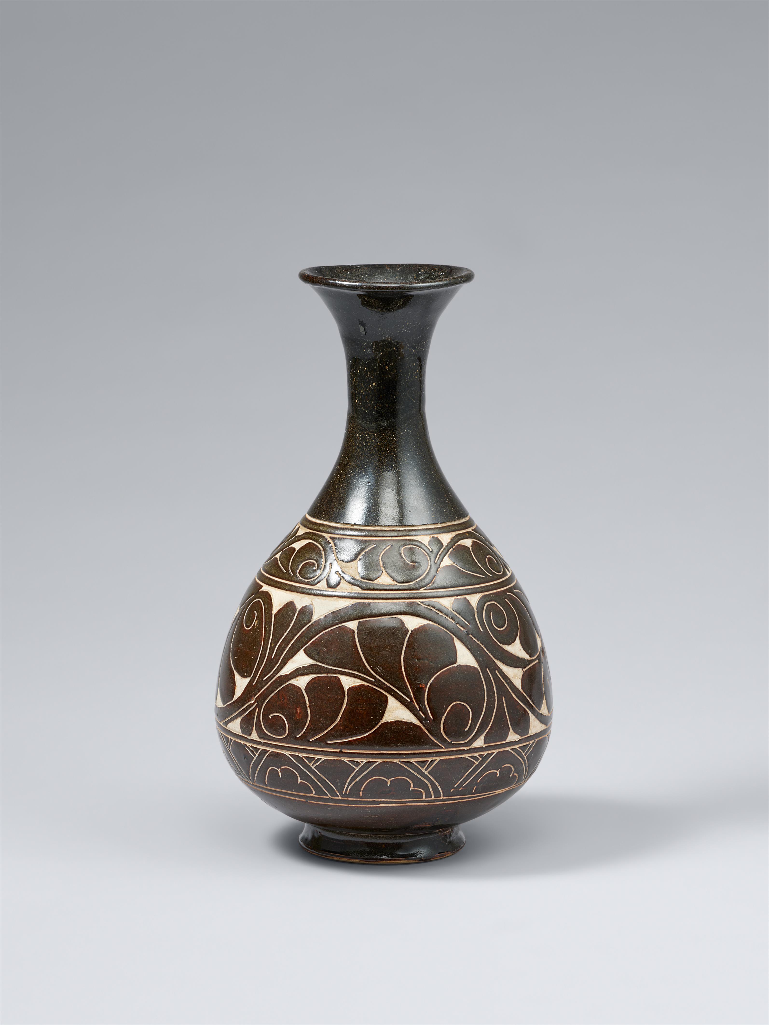 A brown-black glazed Cizhou bottle. Jin/Yuan dynasty, 13th century - image-1