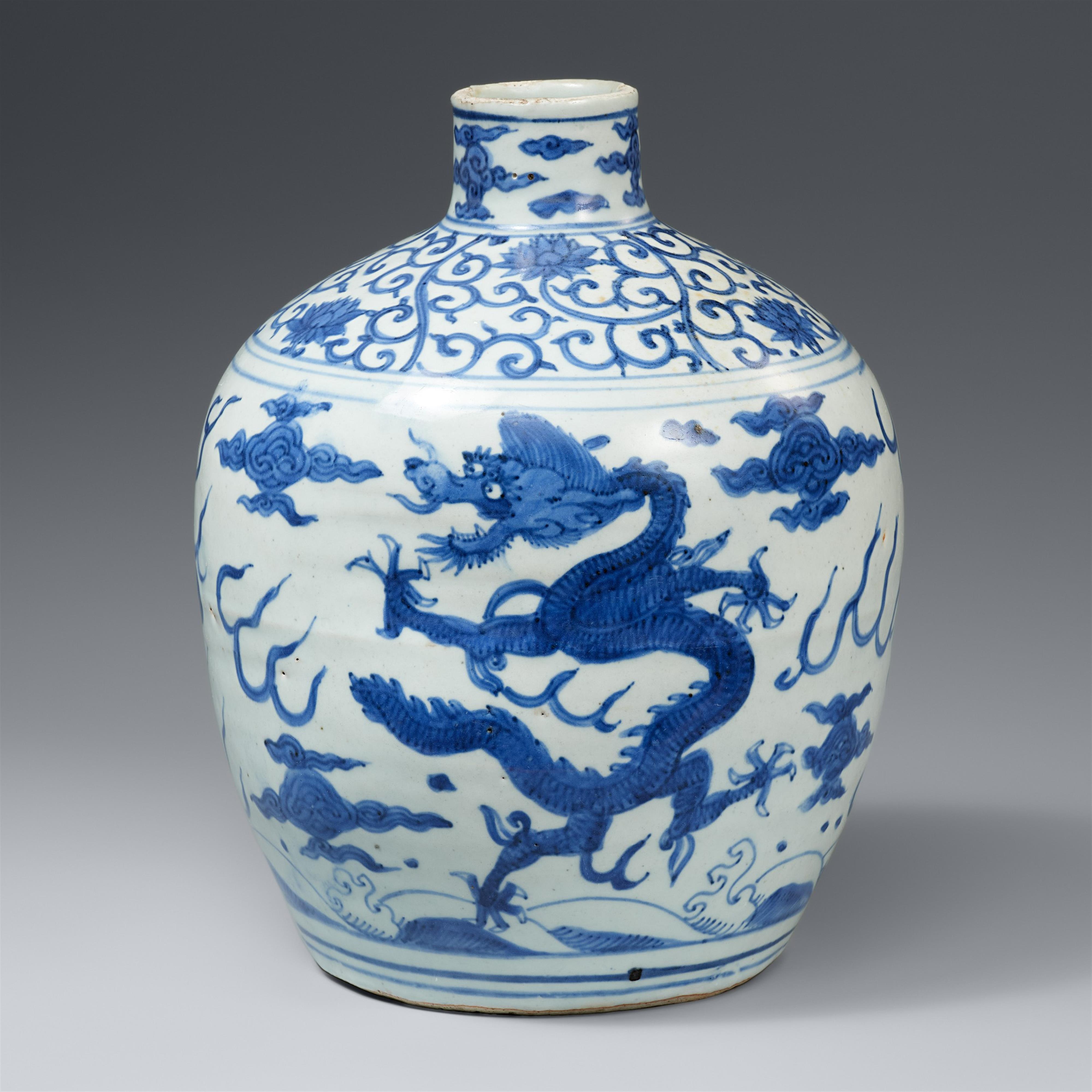 Blau-weißer Drachenkrug. Ming-Zeit, späte Jiajing-/ frühe Wanli-Ära, um 1550-75 - image-1