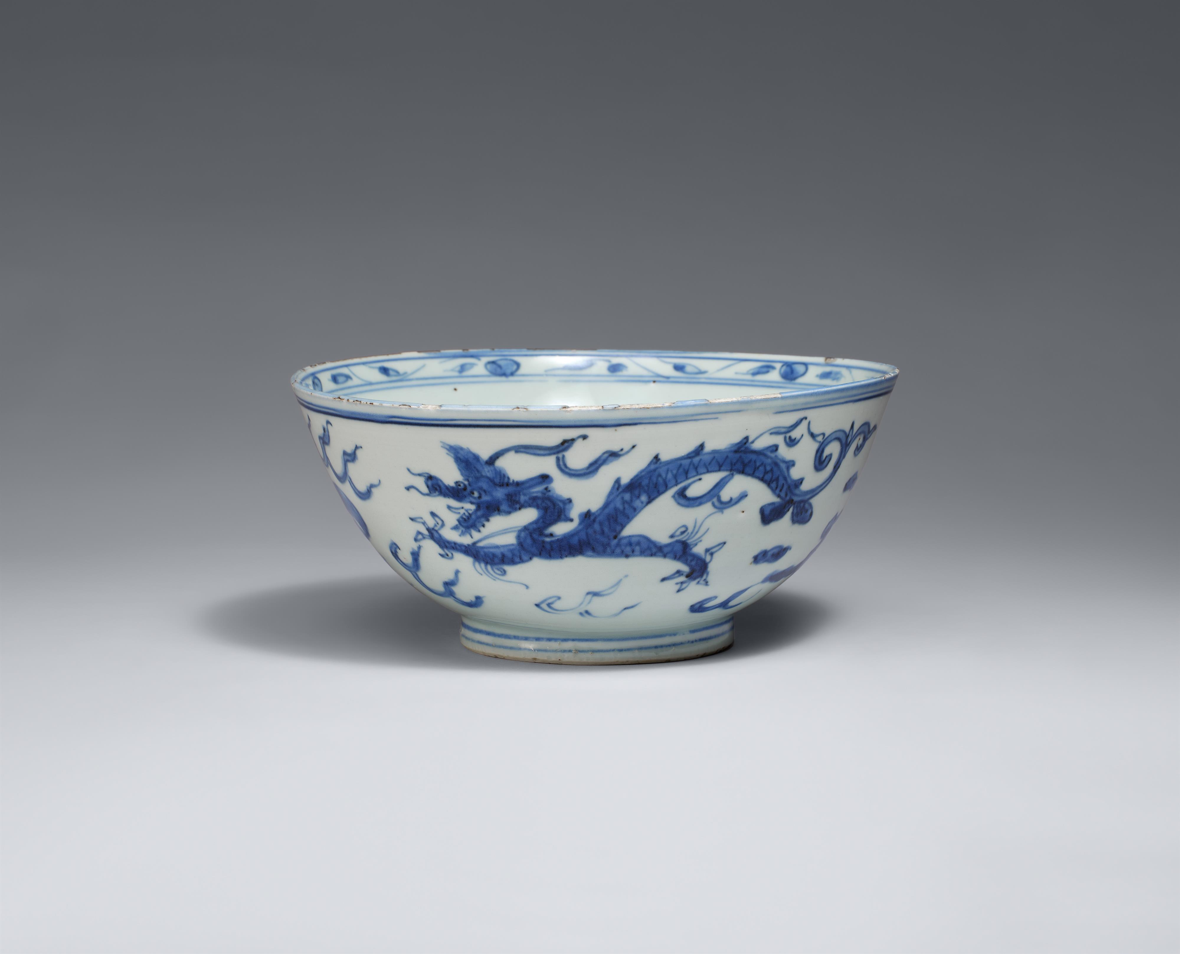 A blue and white bowl with dragon and phoenix. Late Ming dynasty, 17th century - image-1
