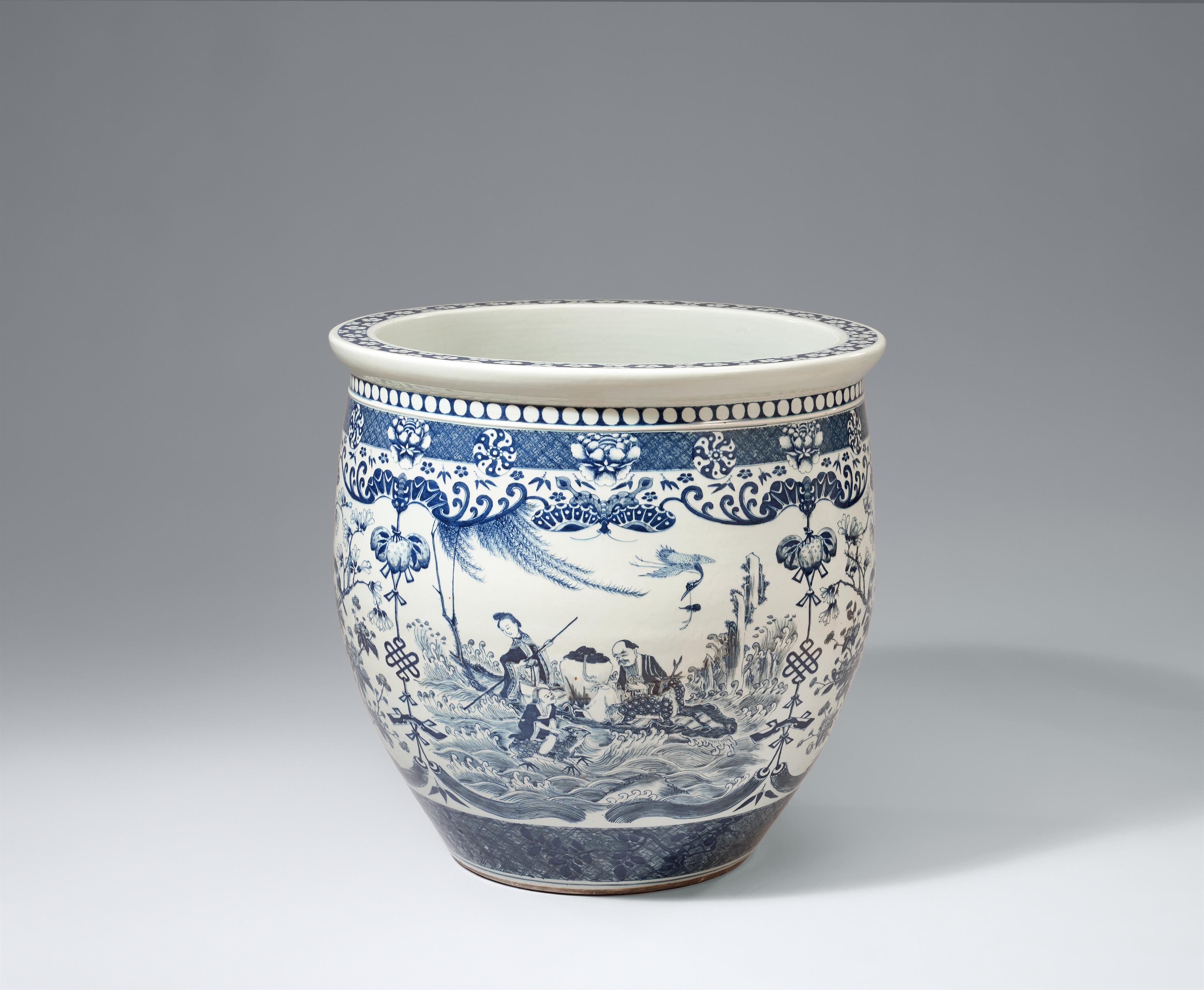 A large blue and white fish basin. Late 18th/19th century - image-1