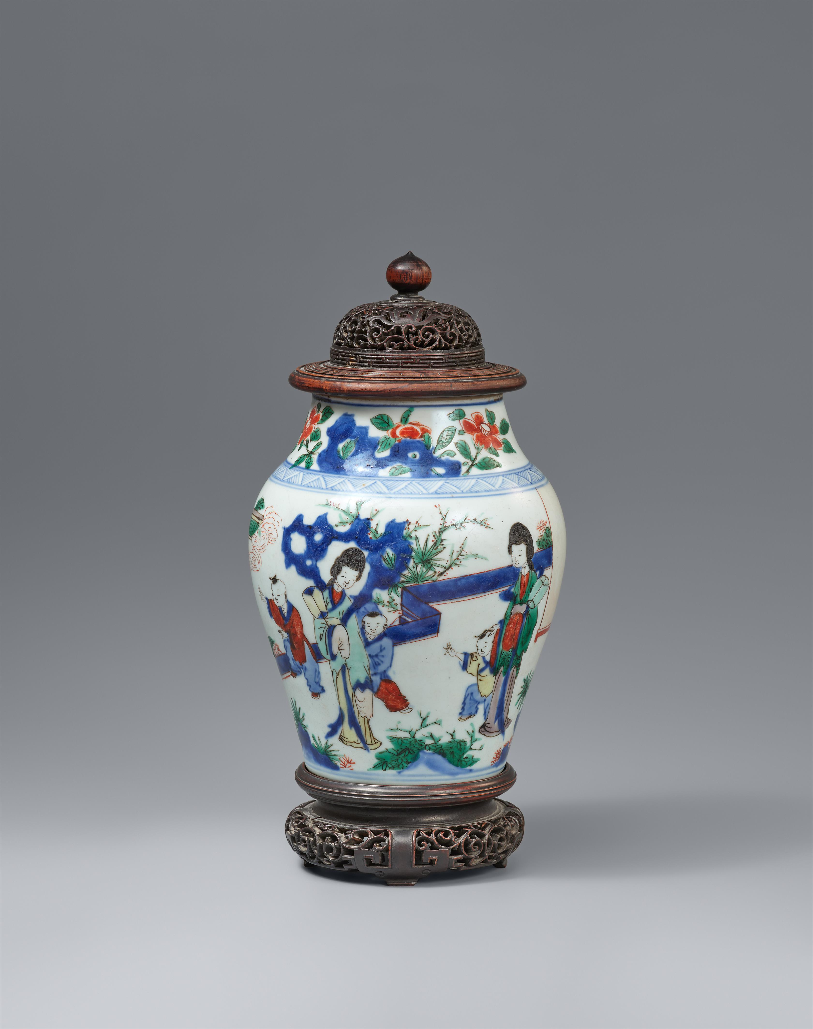 A wucai baluster jar. Transitional period, 17th century - image-1