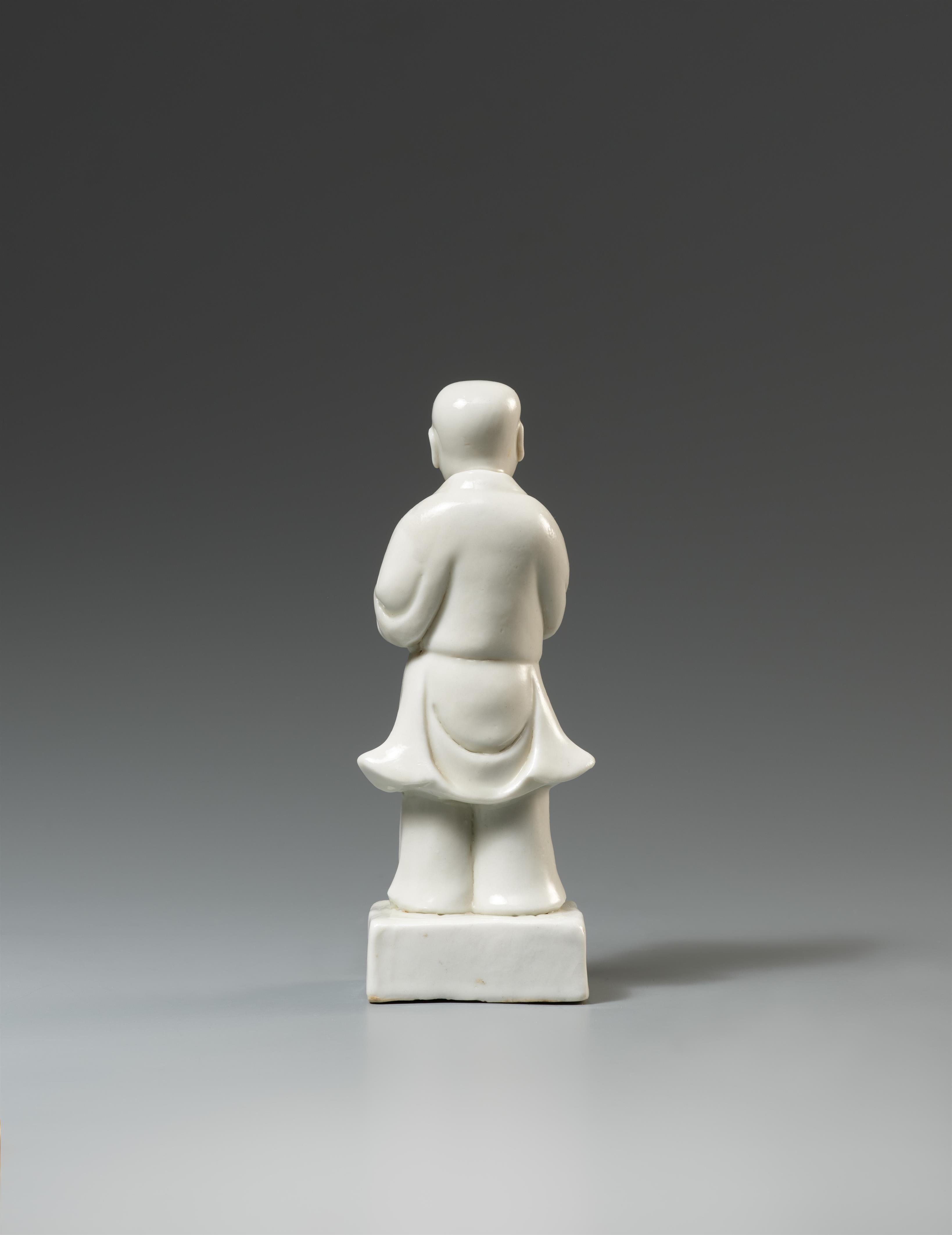 A Dehua figure of a standing boy. Qing dynasty, 18th century - image-2