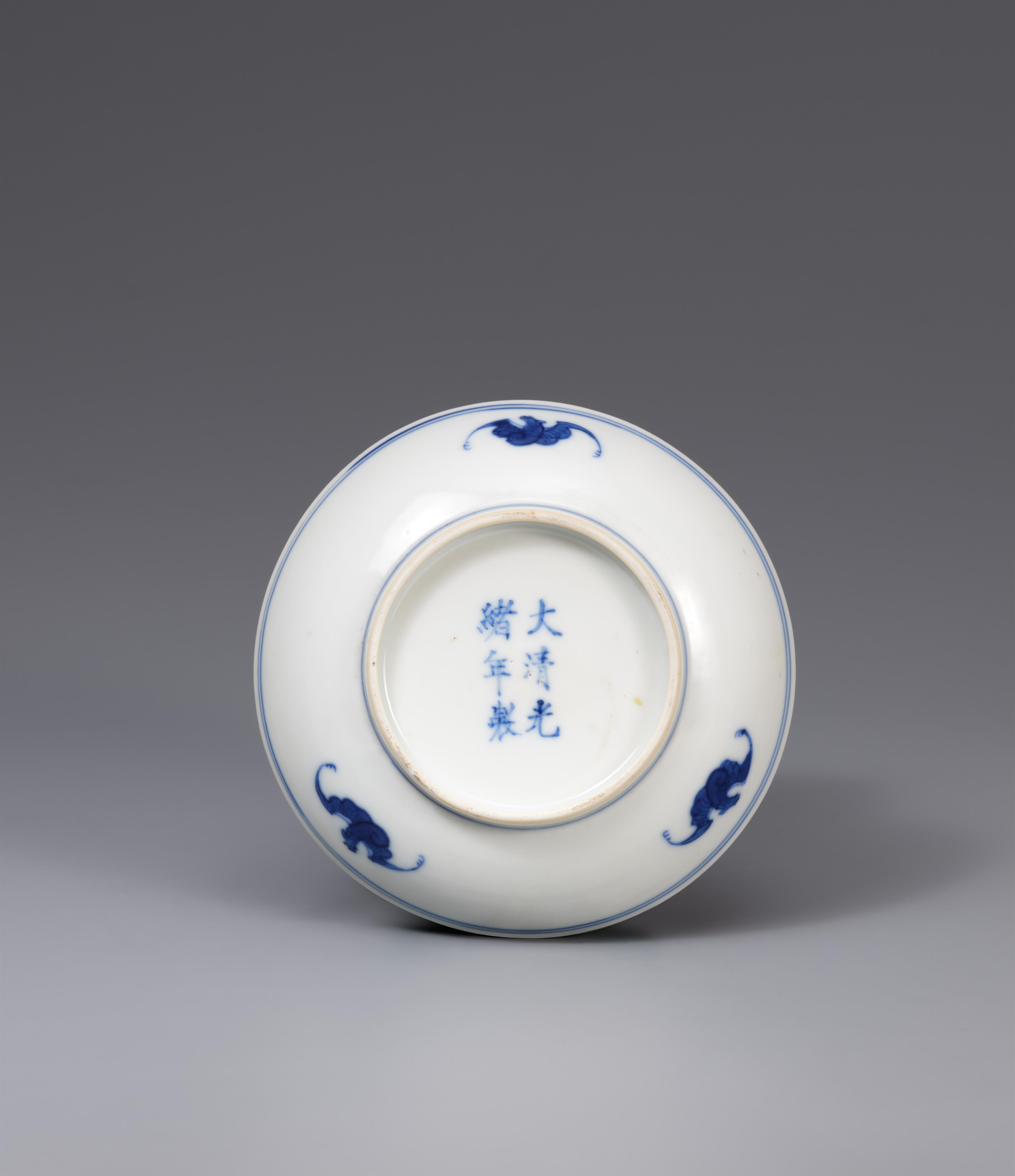 Kleine blau-weiße Schale. Guangxu-Sechszeichenmarke in Unterglasurblau und aus der Zeit (1875-1908) - image-2
