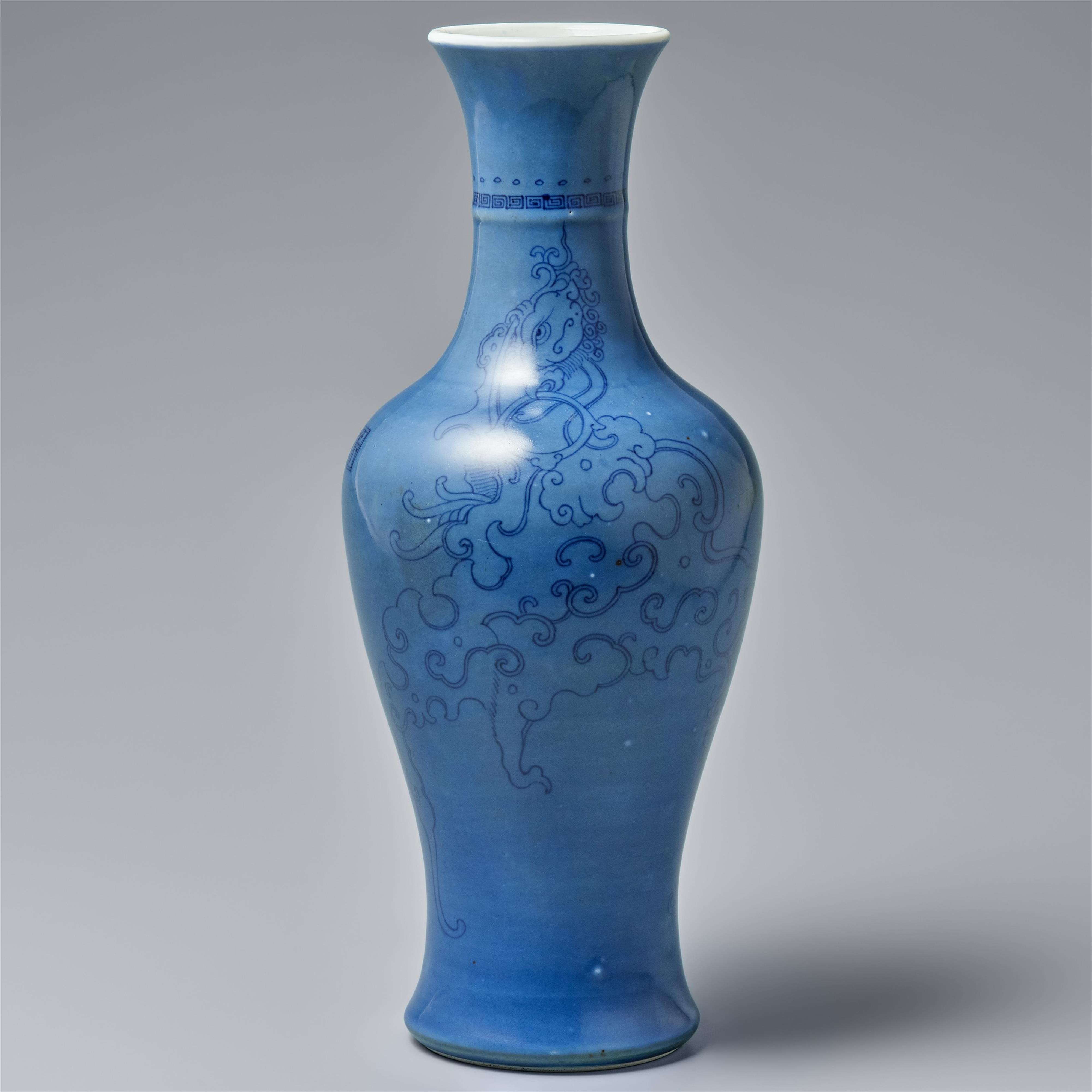 A blue-glazed phoenix vase. Kangxi period (1662-1722) - image-1