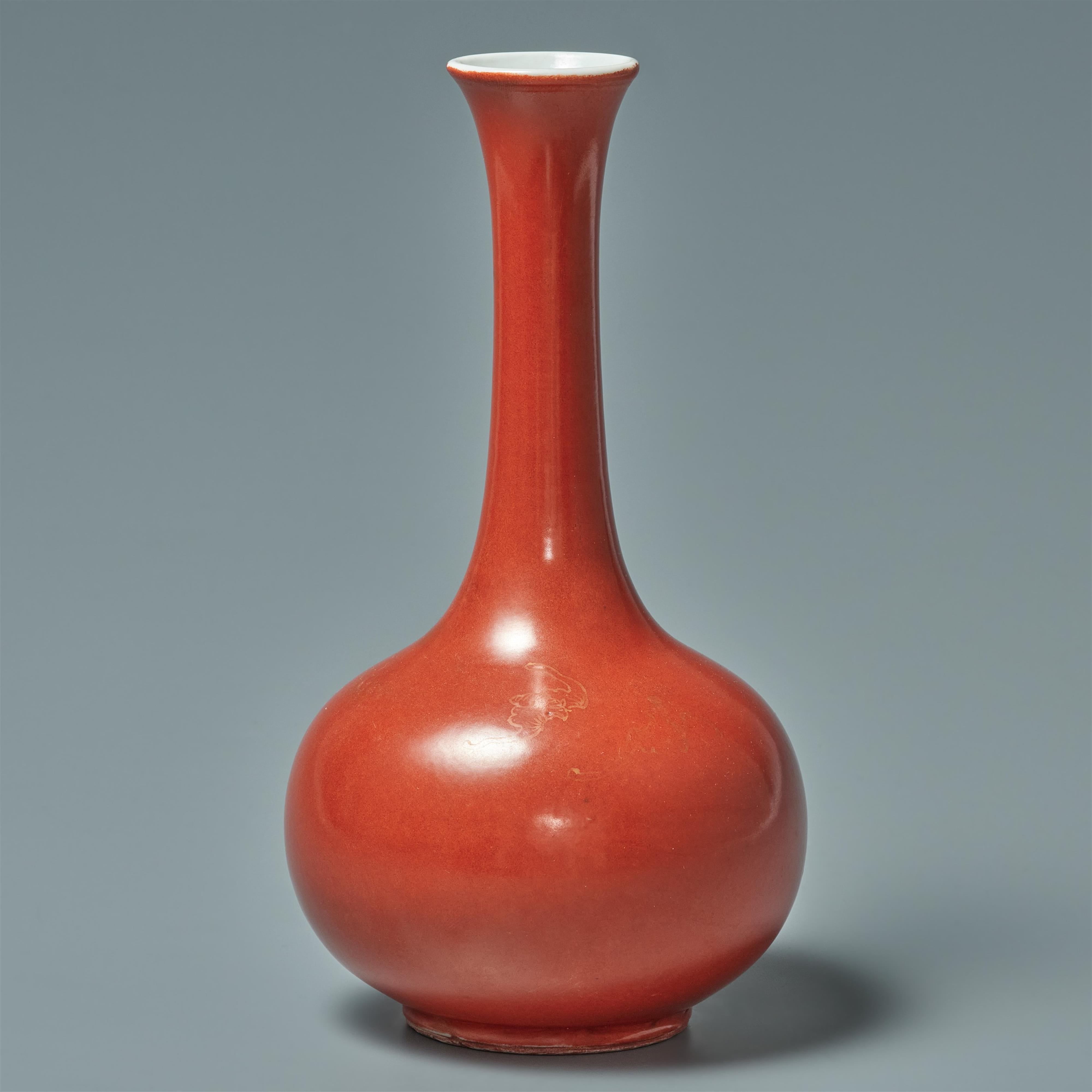 Kleine korallenrote Vase mit Golddekor. Qing-Zeit, 18. Jh. - image-2