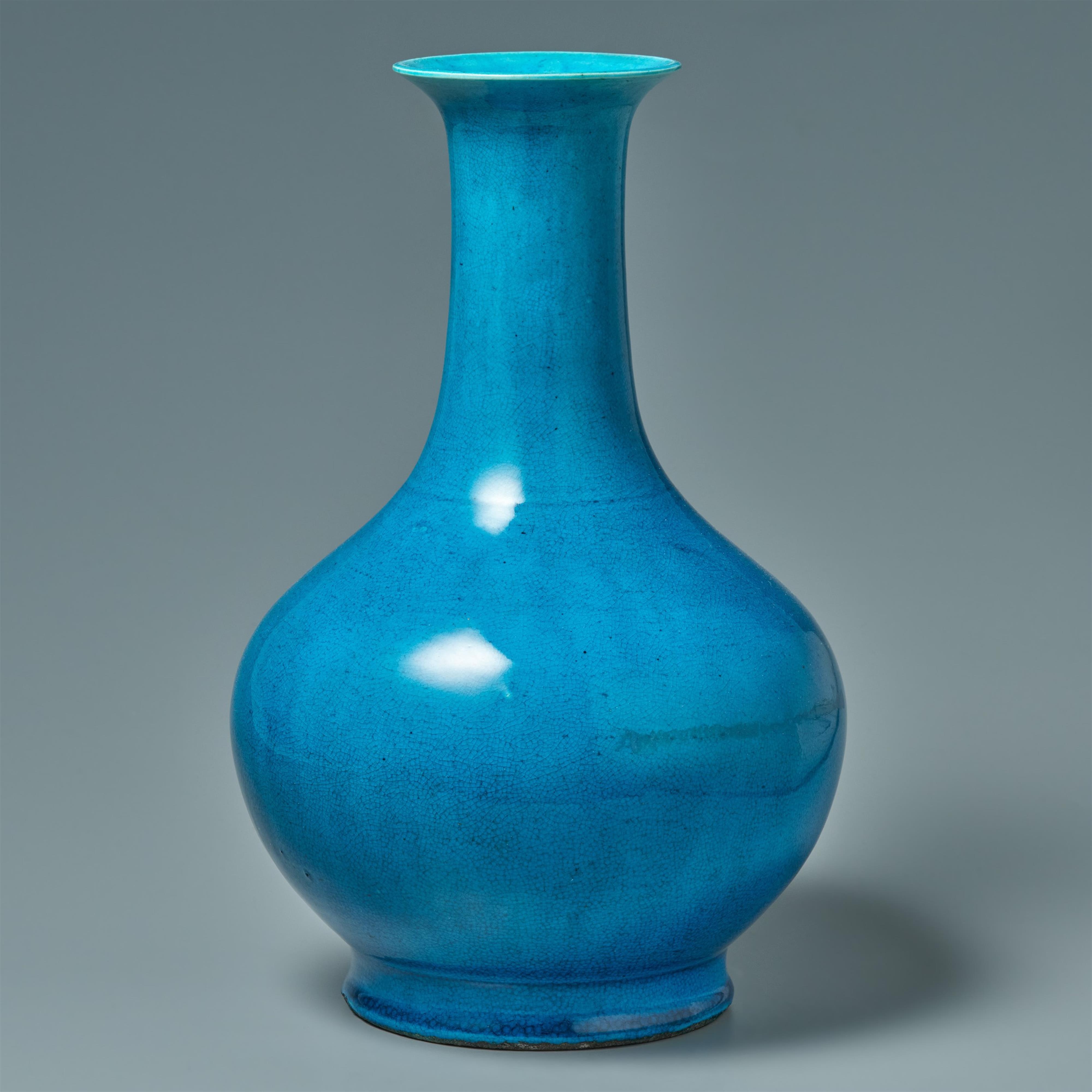 A turquoise-glazed bottle vase. Qing dynasty 18th century - image-2