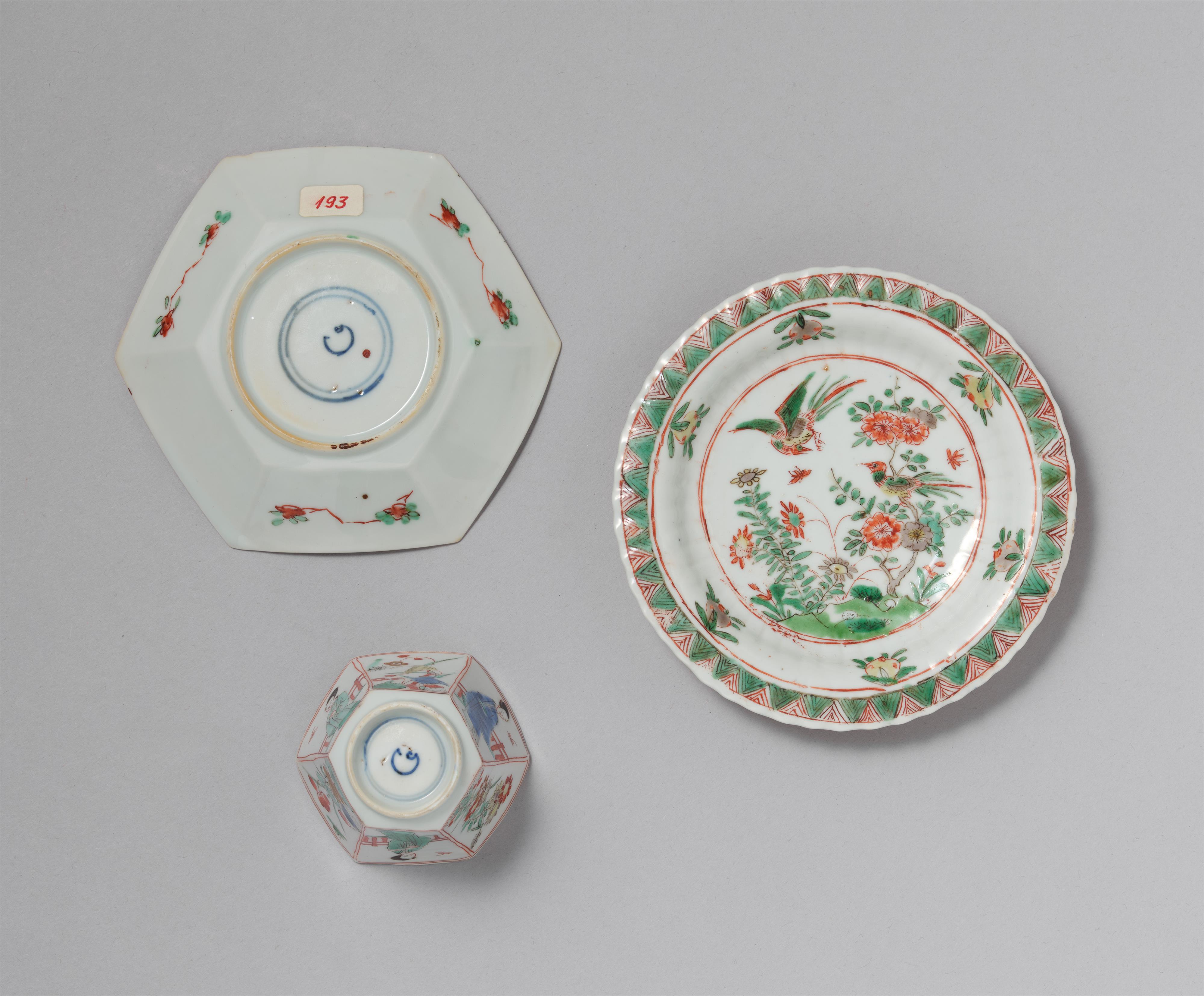 A famille verte hexagonal cup and saucer. Kangxi period (1662-1722) - image-2