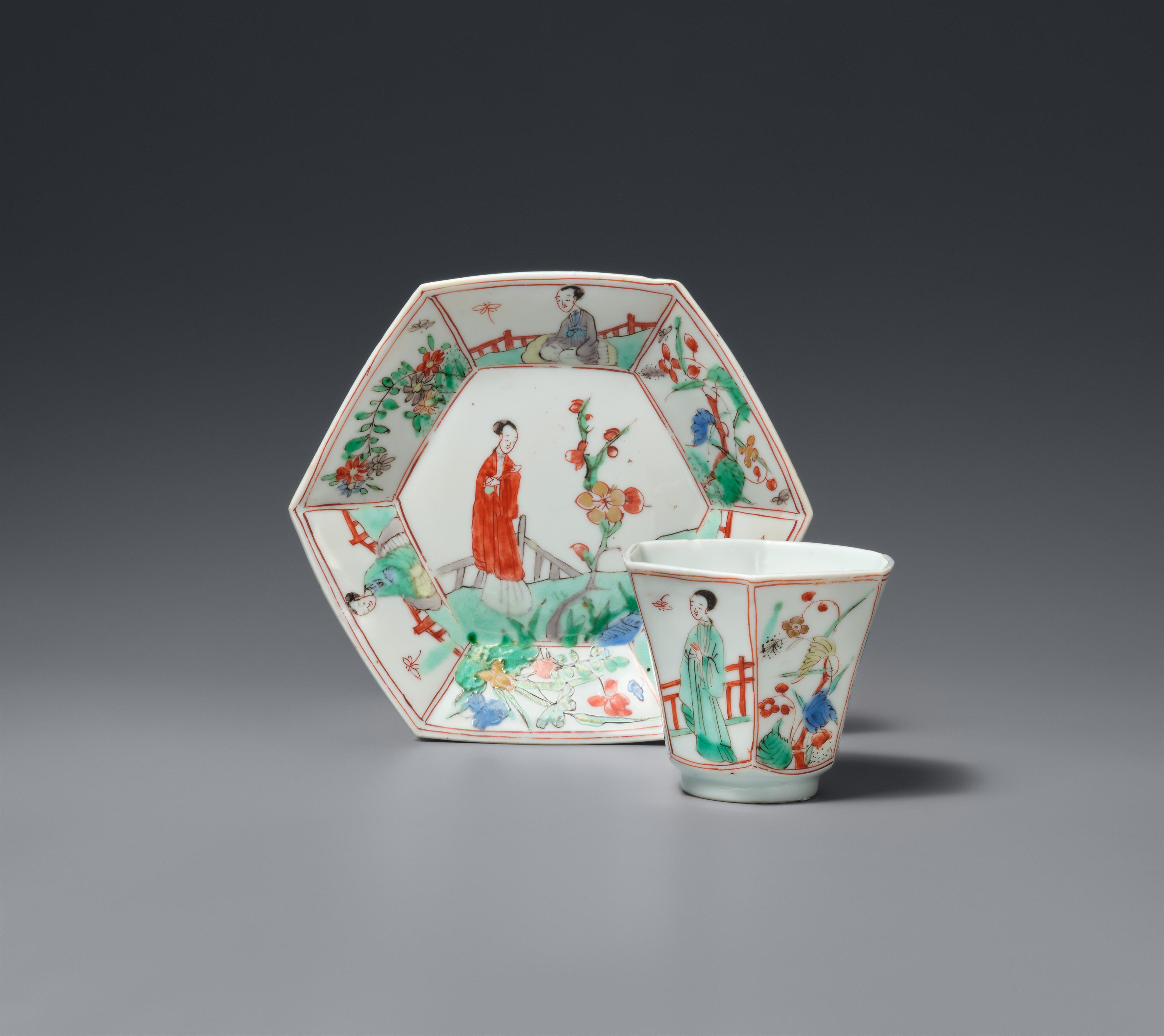 A famille verte hexagonal cup and saucer. Kangxi period (1662-1722) - image-1