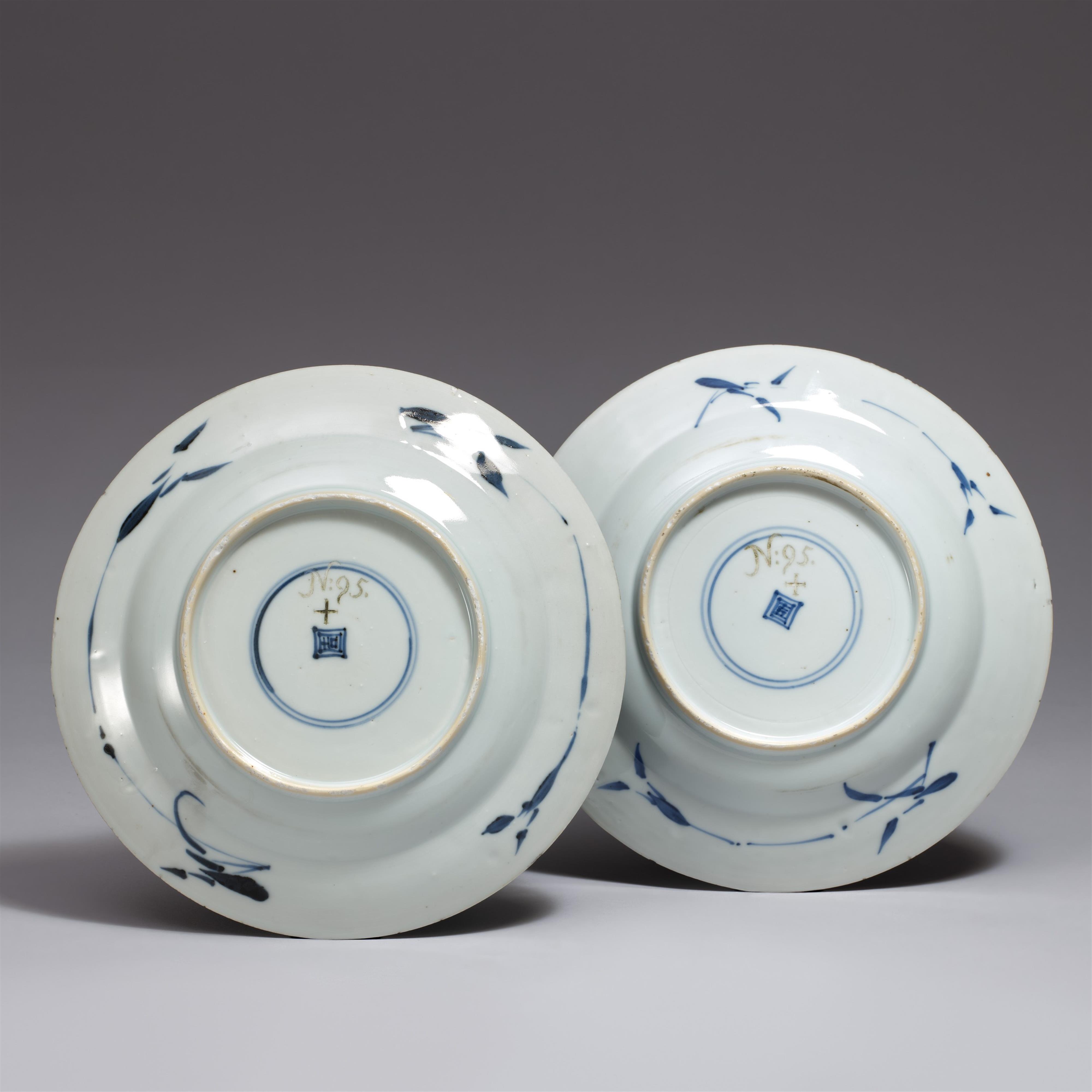 A pair of small polychrome 'Johanneum' plates. Kangxi period, around 1700 - image-2