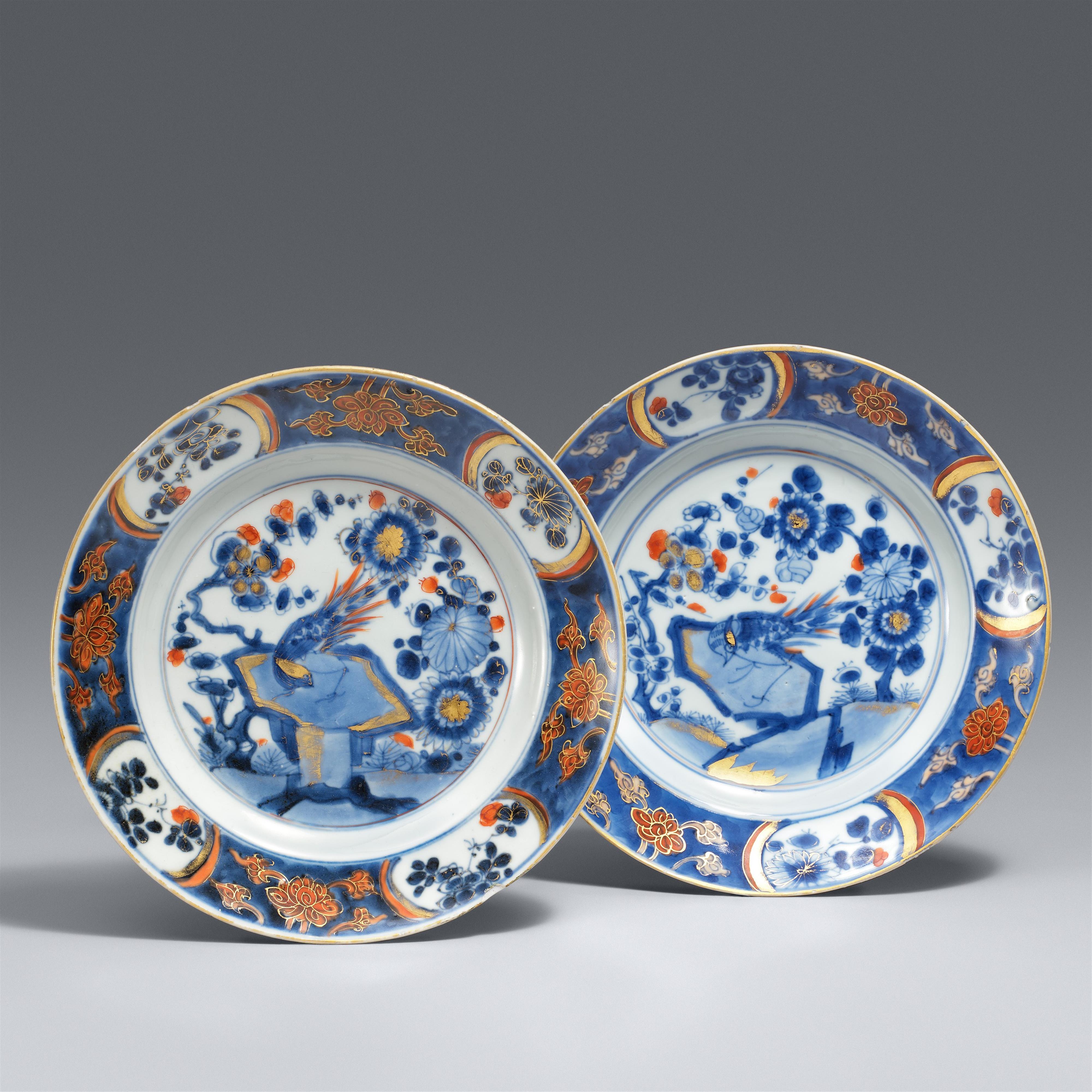 A pair of small polychrome 'Johanneum' plates. Kangxi period, around 1700 - image-1