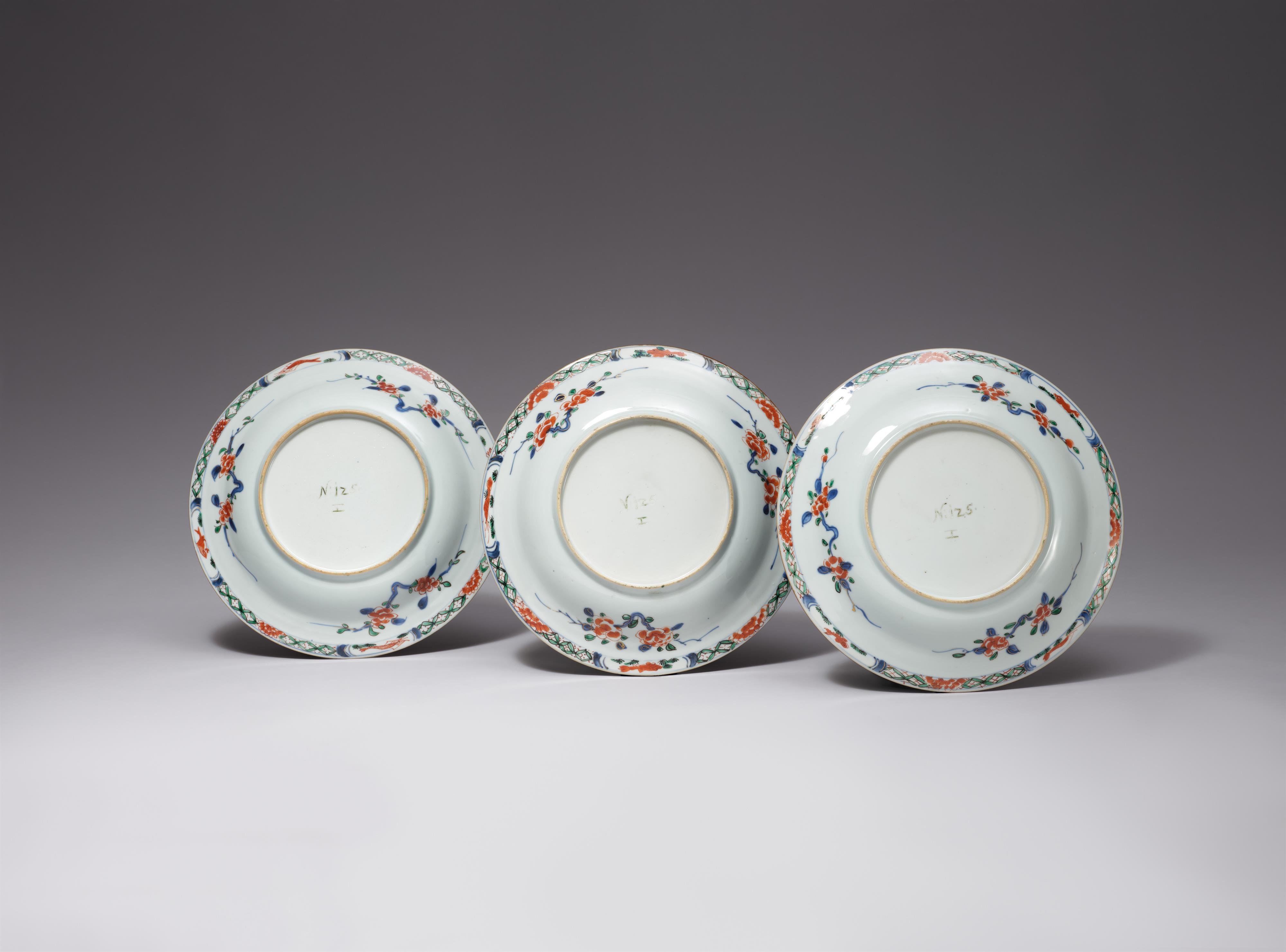 Three Imari-verte soup plates. Kangxi/Yongzheng period (1720-1730) - image-2