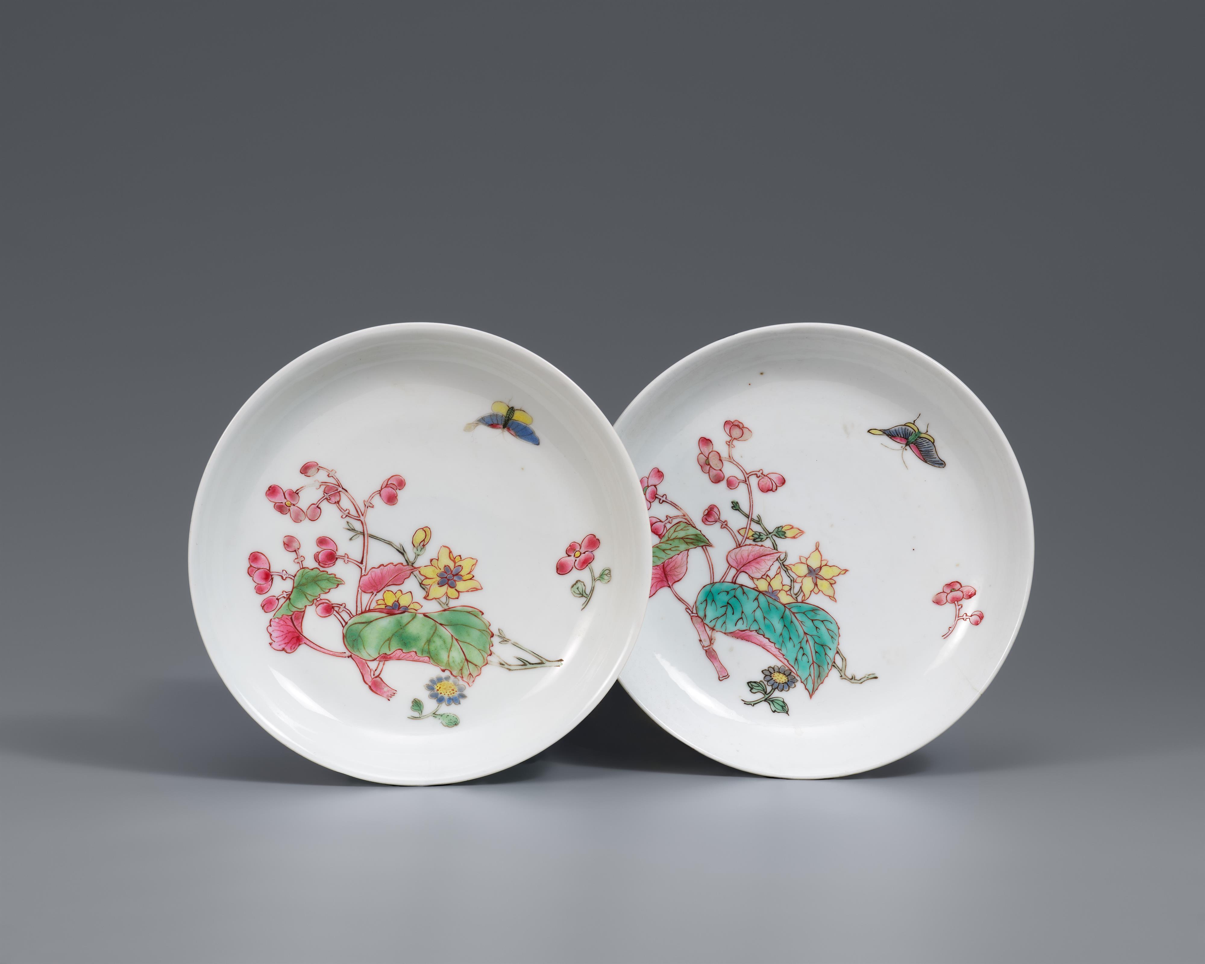 Zwei kleine famille rose-Unterteller. Yongzheng-Ära (1723-1735) - image-1