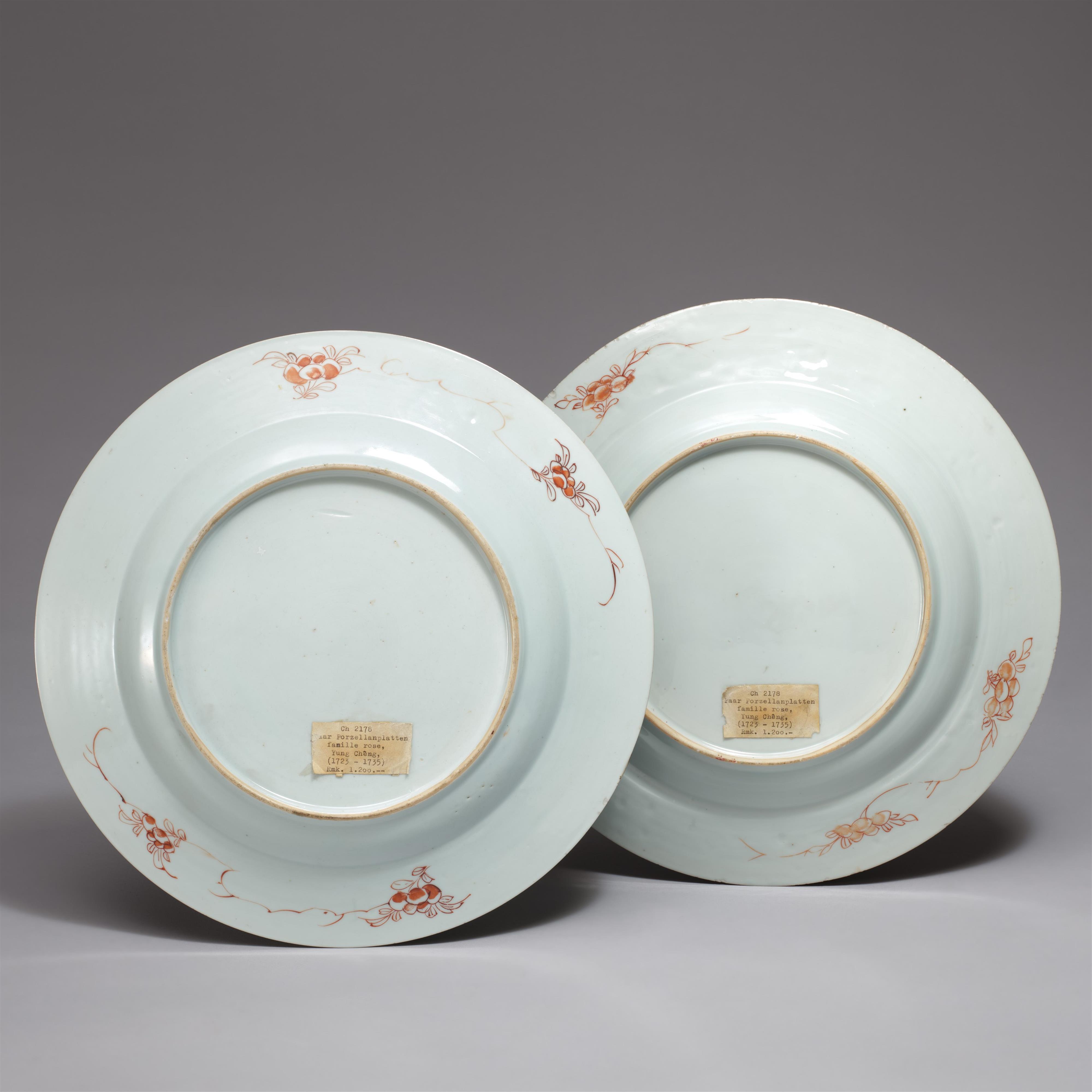 Paar große famille rose-Exportteller. Yongzheng-Ära (1723-1735) - image-2