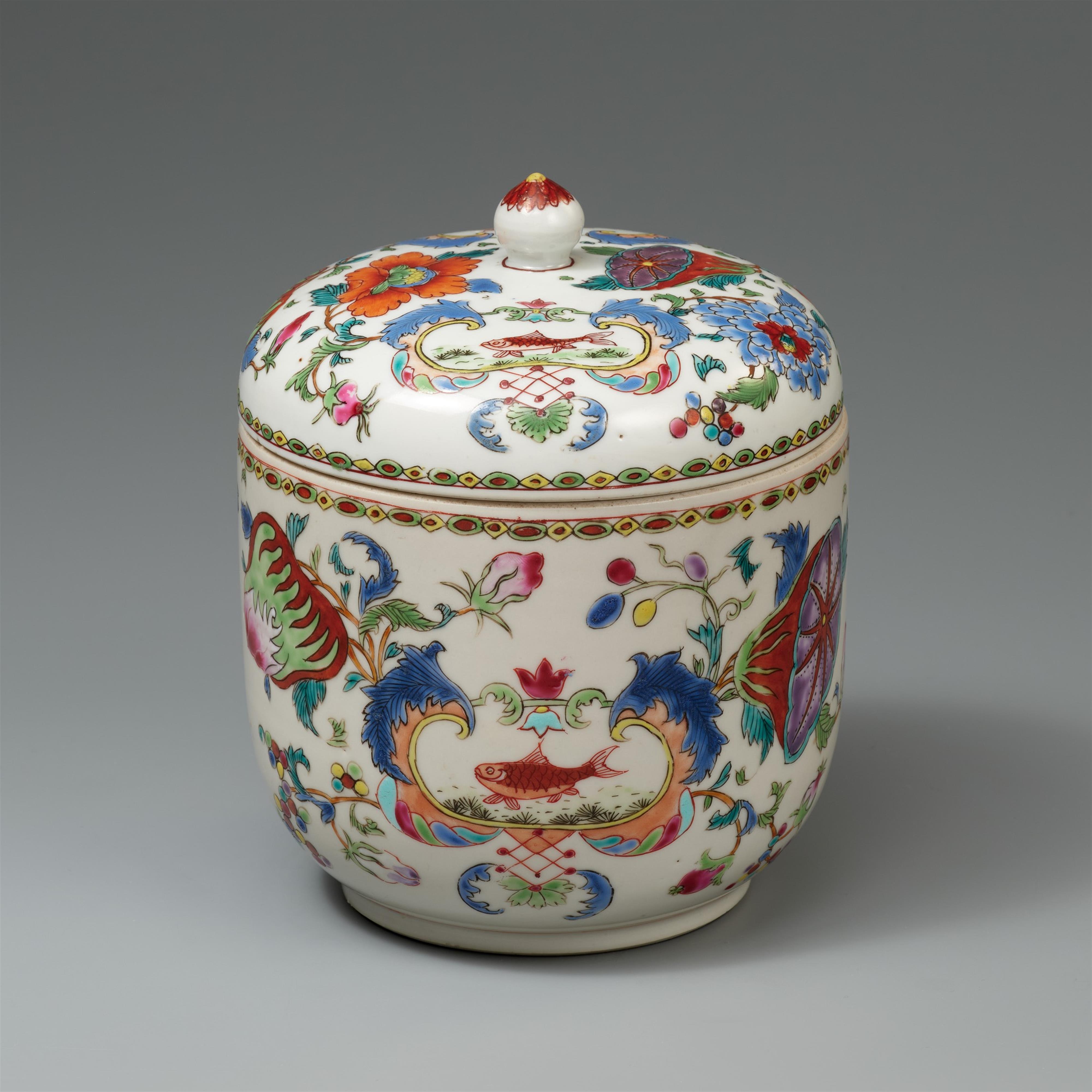 A lidded box from the 'Pompadour' service. Qianlong period, around 1745 - image-2