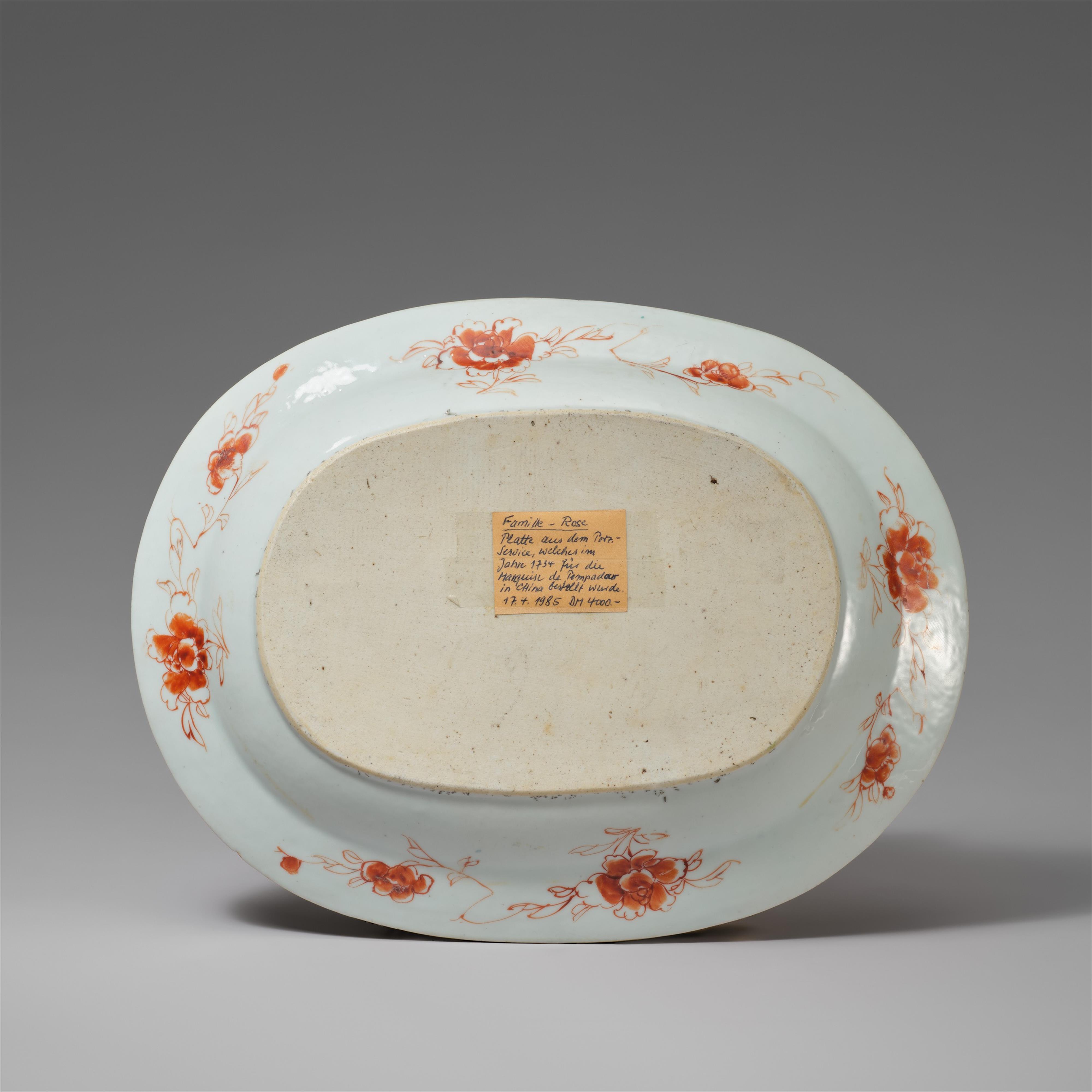 An oval platter from the 'Pompadour' service. Qianlong period, around 1745 - image-2