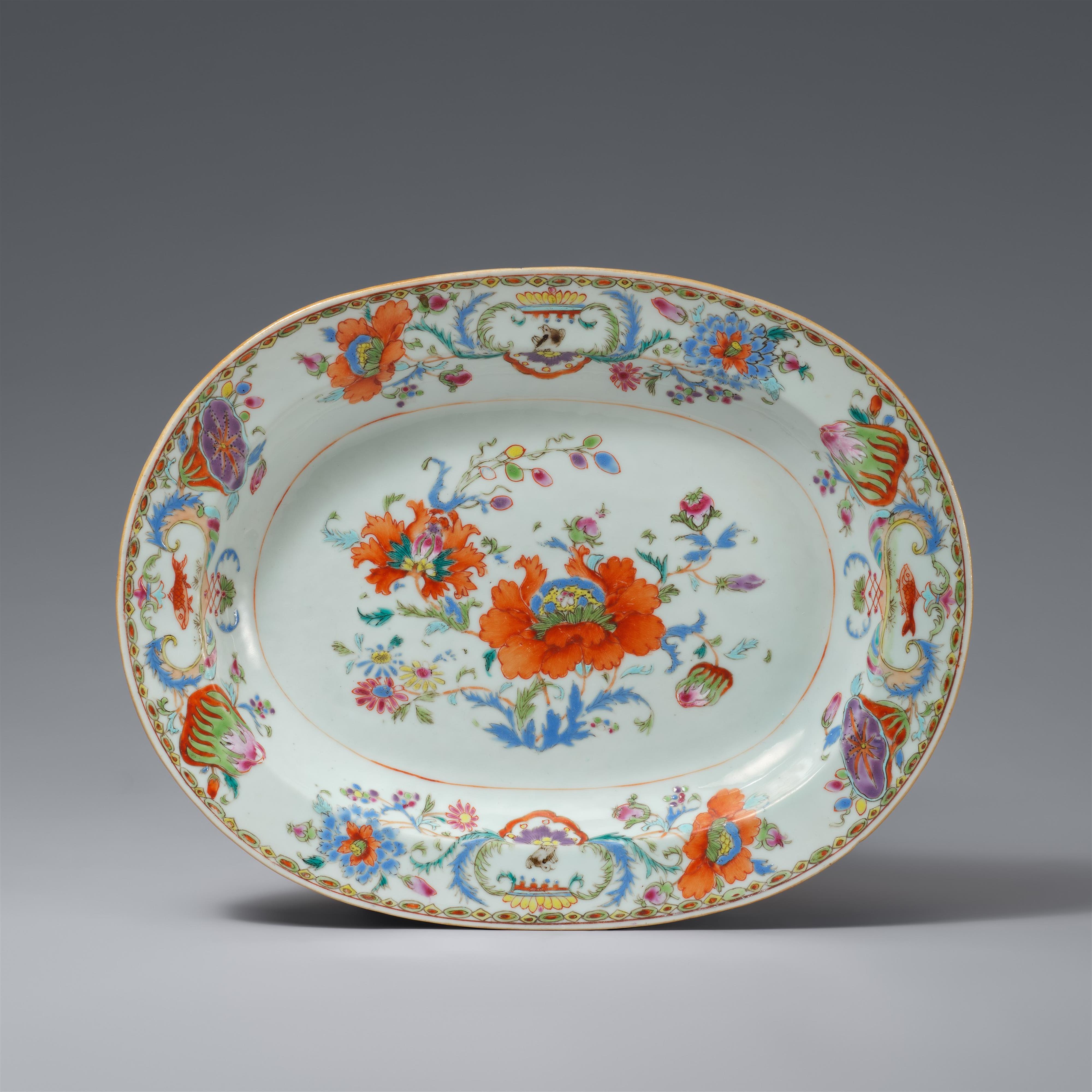 An oval platter from the 'Pompadour' service. Qianlong period, around 1745 - image-1