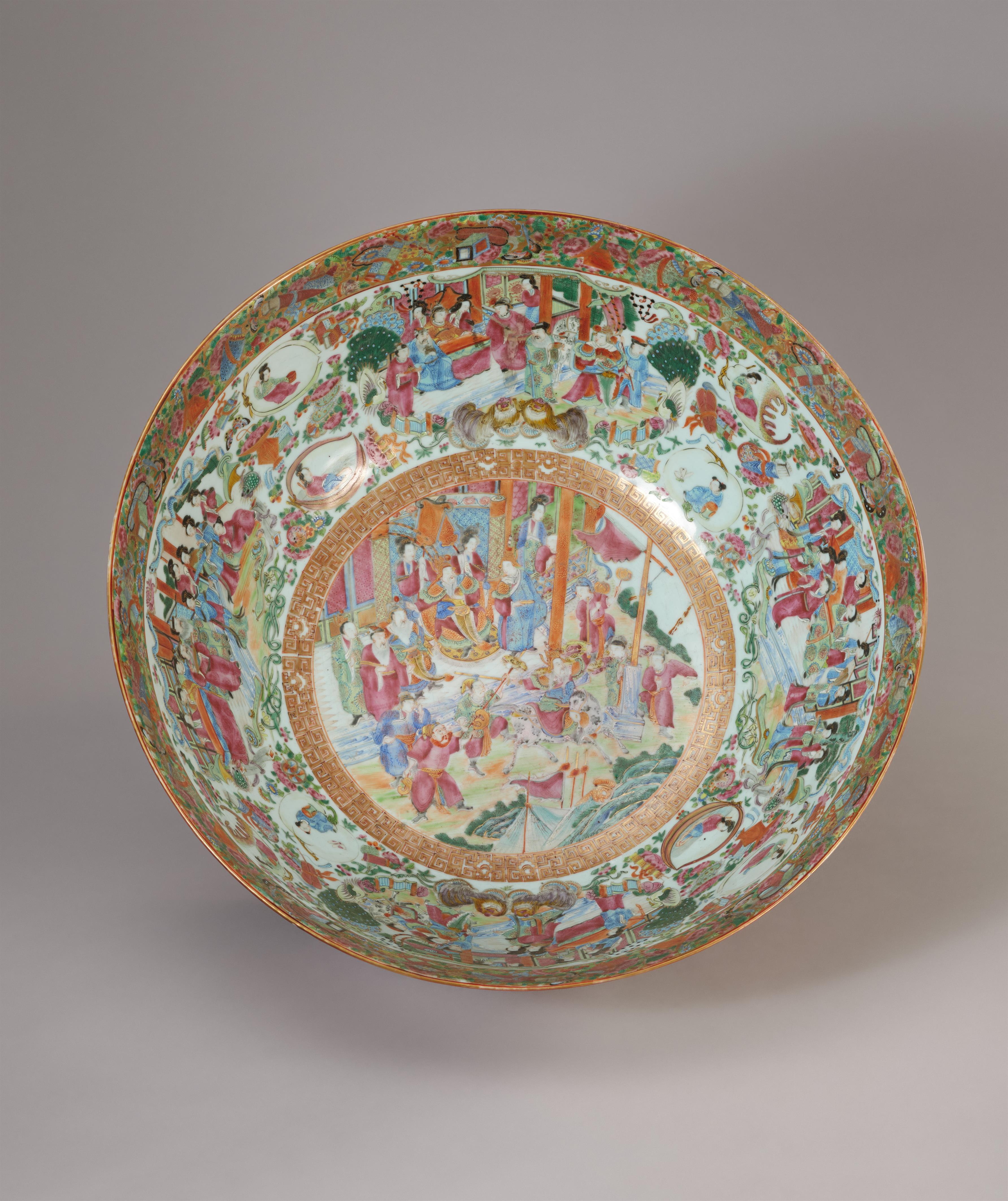 A very large Canton famille rose punch bowl. Qing dynasty, 19th century. - image-3