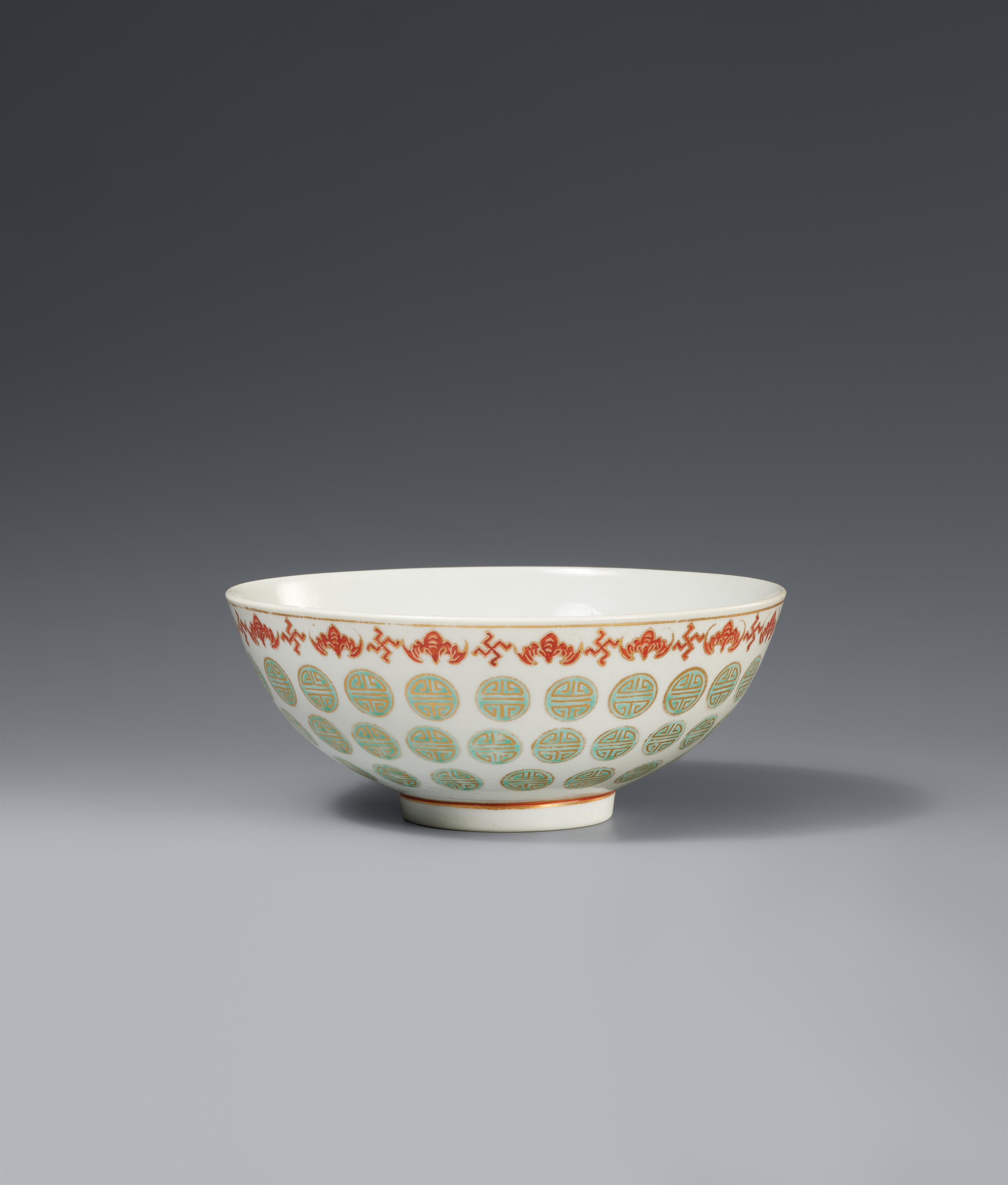 A polychrome 'shou' bowl. Daoguang seal mark in iron-red and probably of the period (1820-1850) - image-1