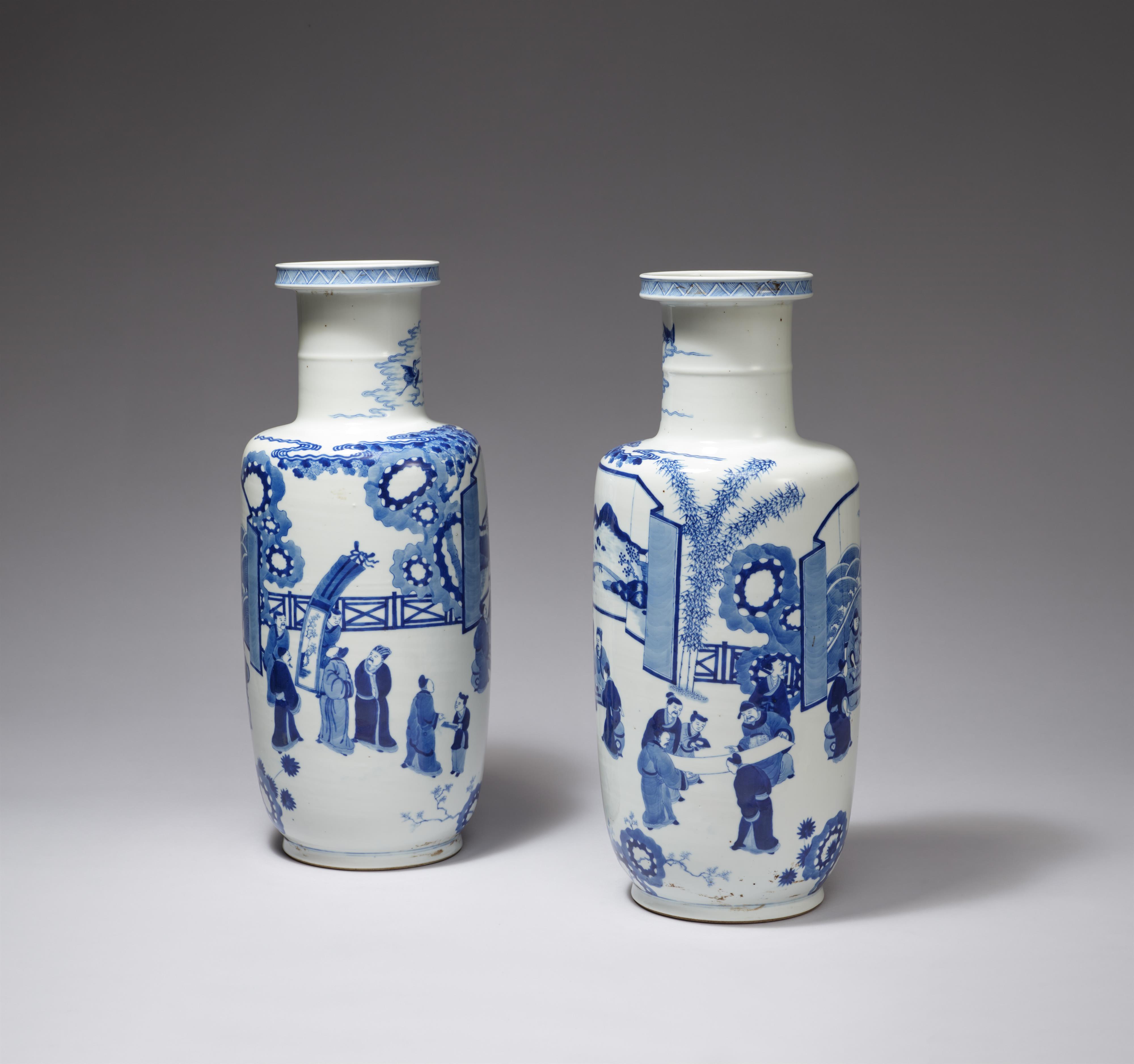 Two blue and white rouleau vases. Qing dynasty, 19th century - image-2