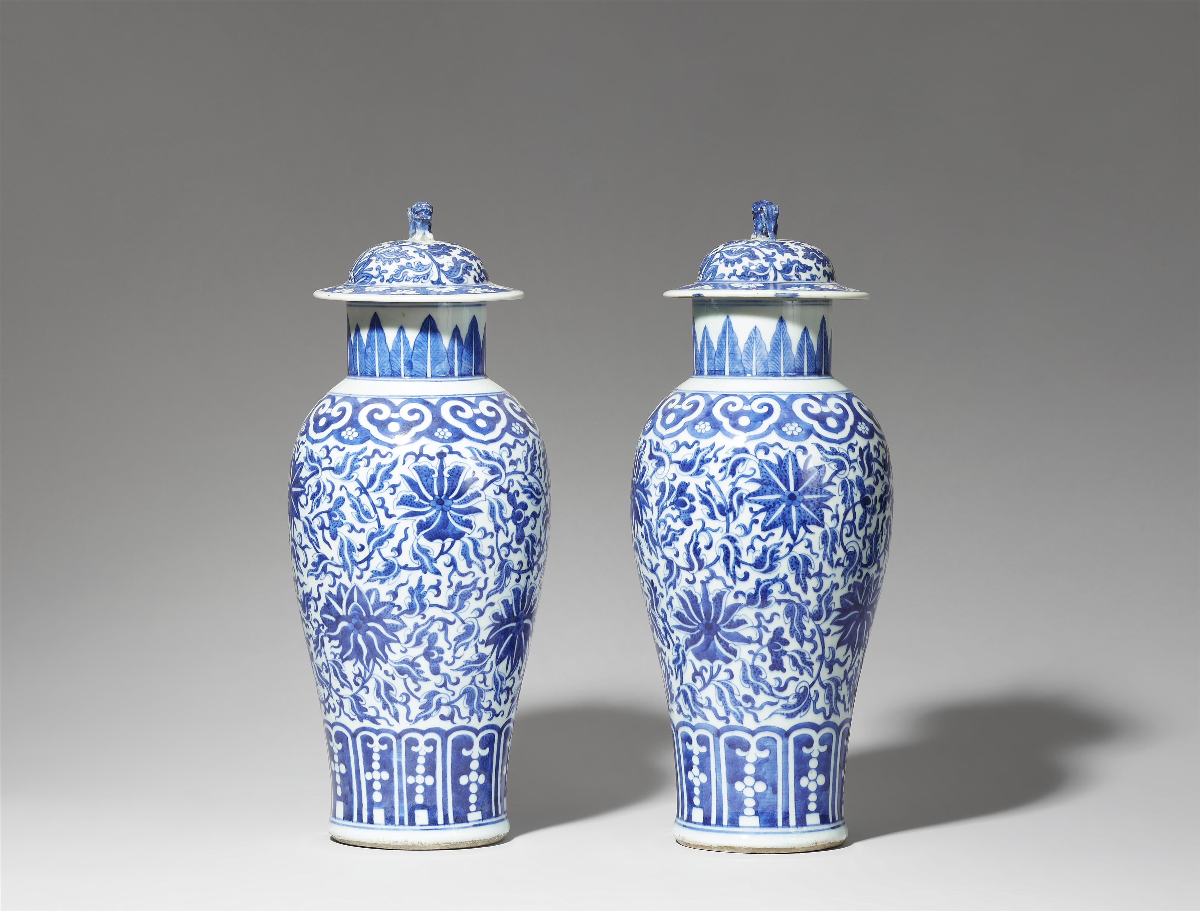 Paar blau-weiße Deckelvasen. Qing-Zeit, 19. Jh. - image-4