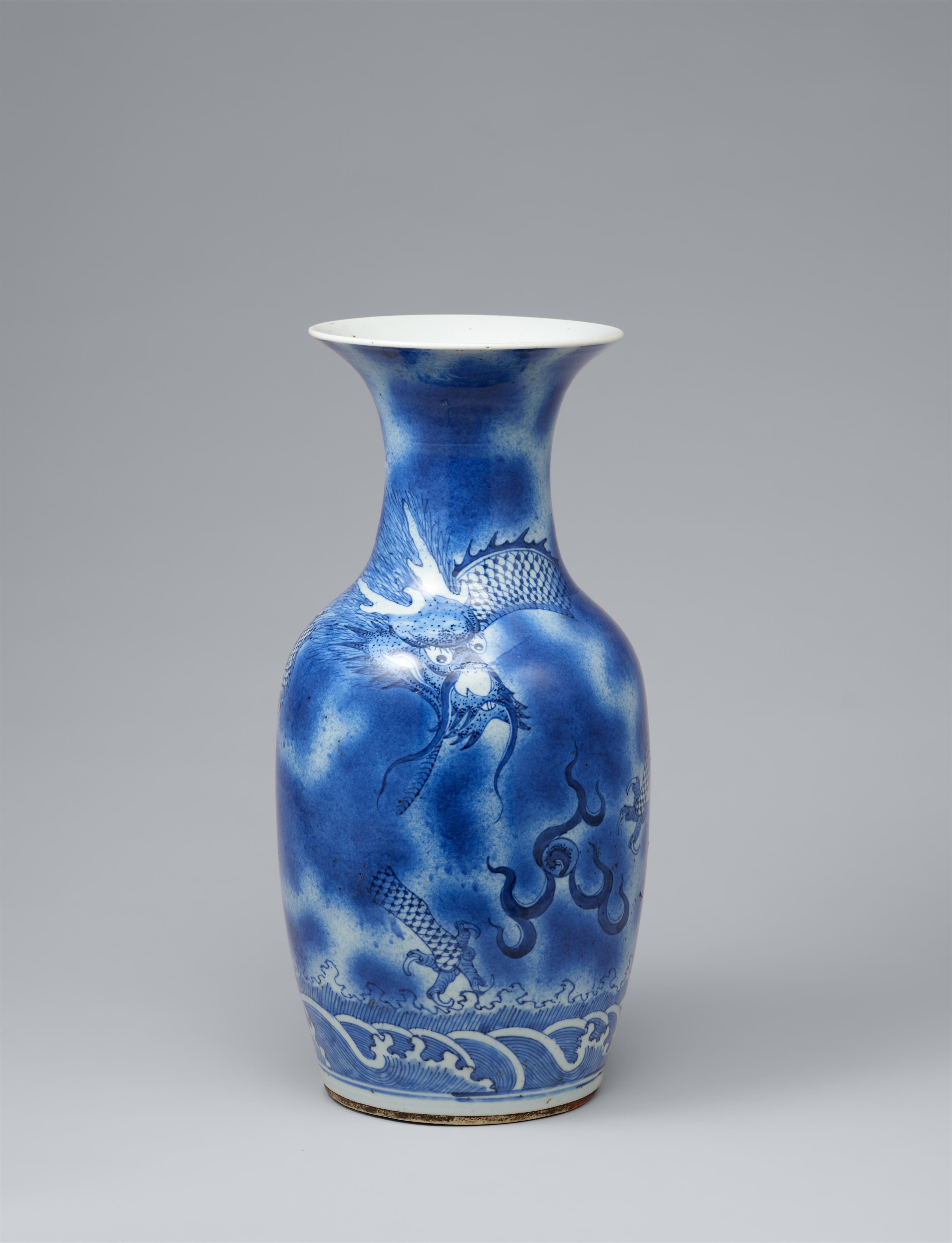 A blue and white dragon vase. Qing dynasty, 19th century - image-1