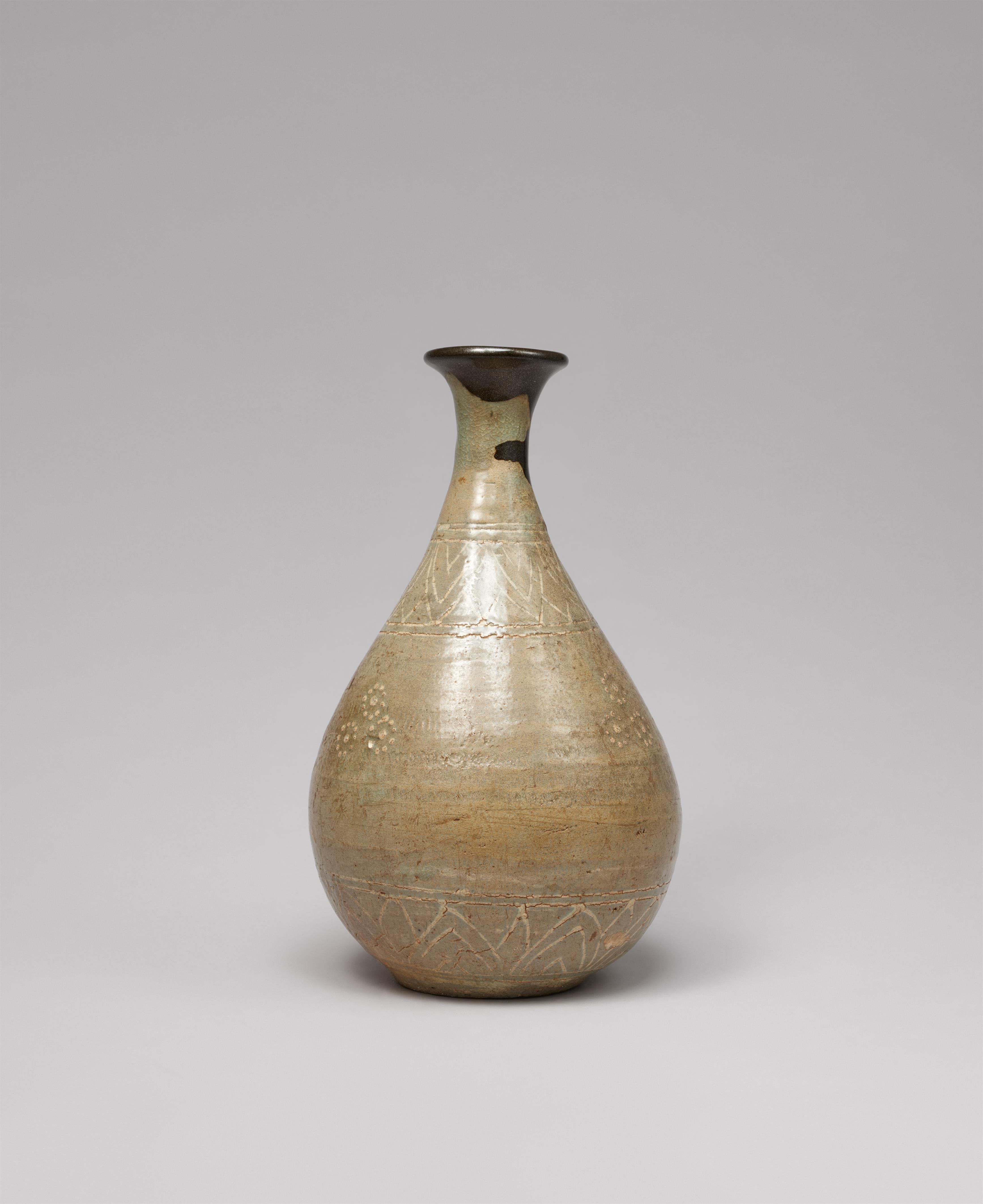 A celadon-glazed bottle. Korea. Late Goryeo/early Joseon dynasty, 14th/15th century - image-2