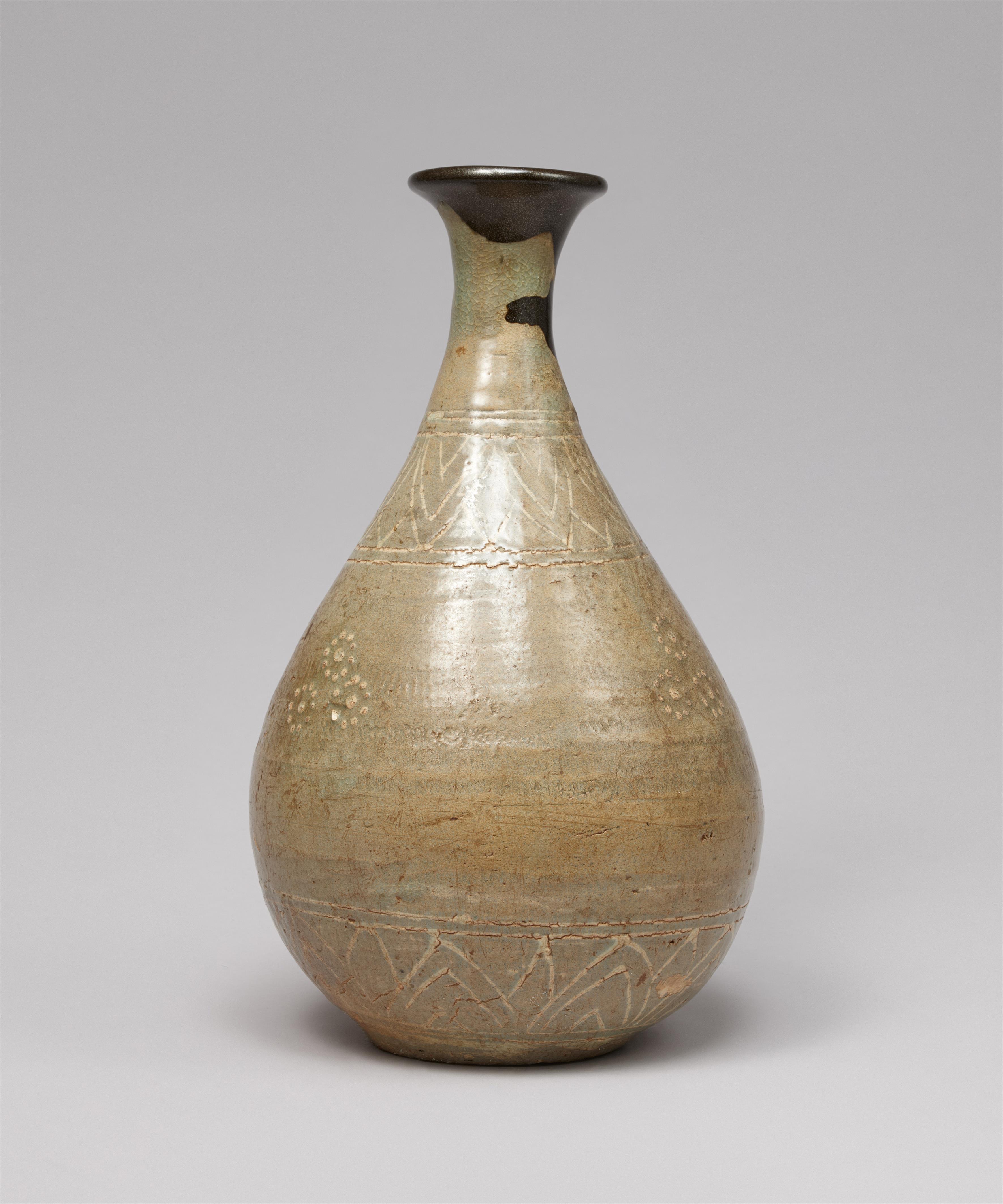 A celadon-glazed bottle. Korea. Late Goryeo/early Joseon dynasty, 14th/15th century - image-4